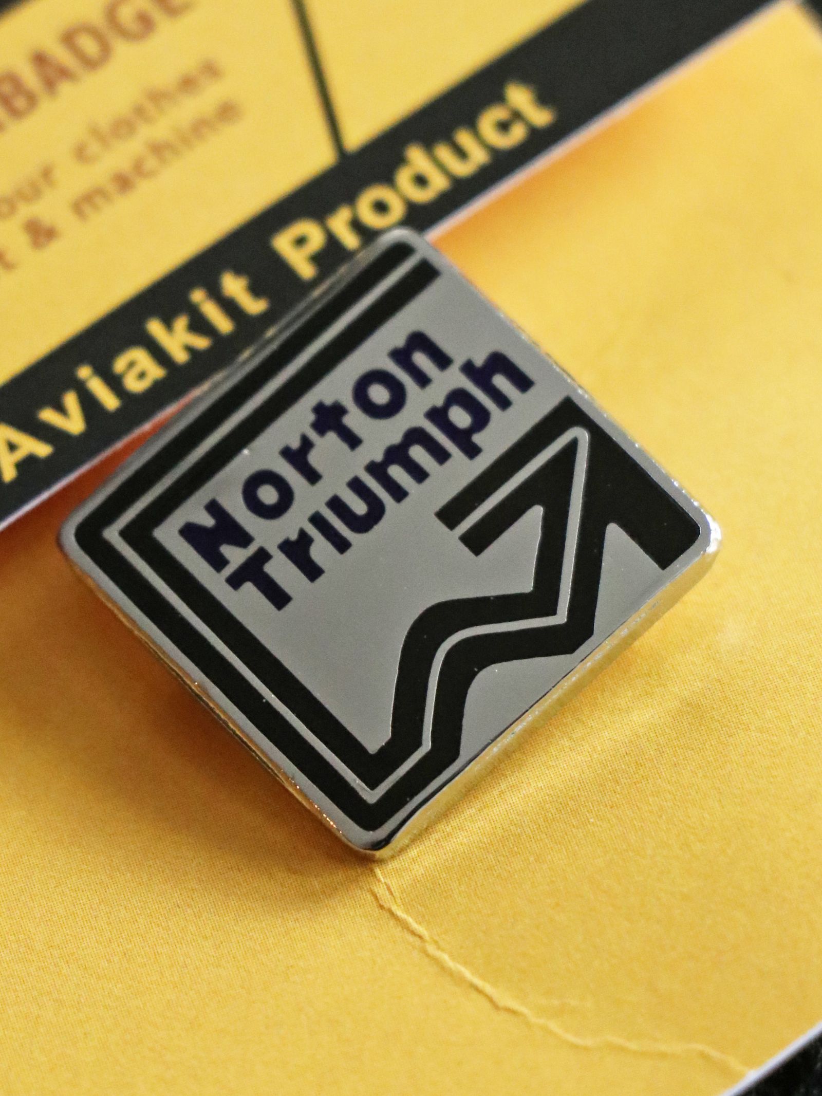 【即日発送可能】"NORTON TRIUMPH" BADGE
