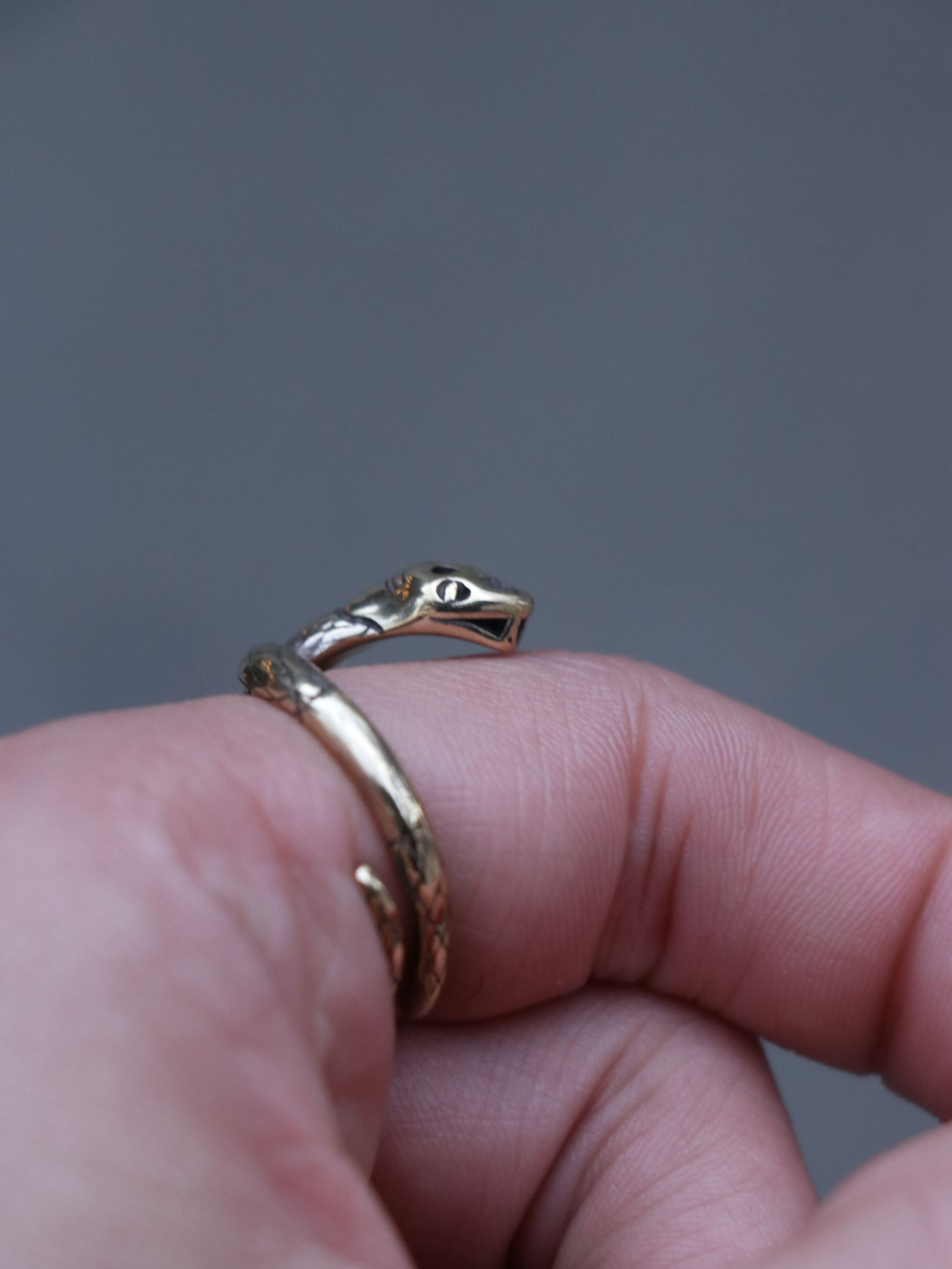 "SKANDA×galcia" CROSS SNEAK RING (BRASS)