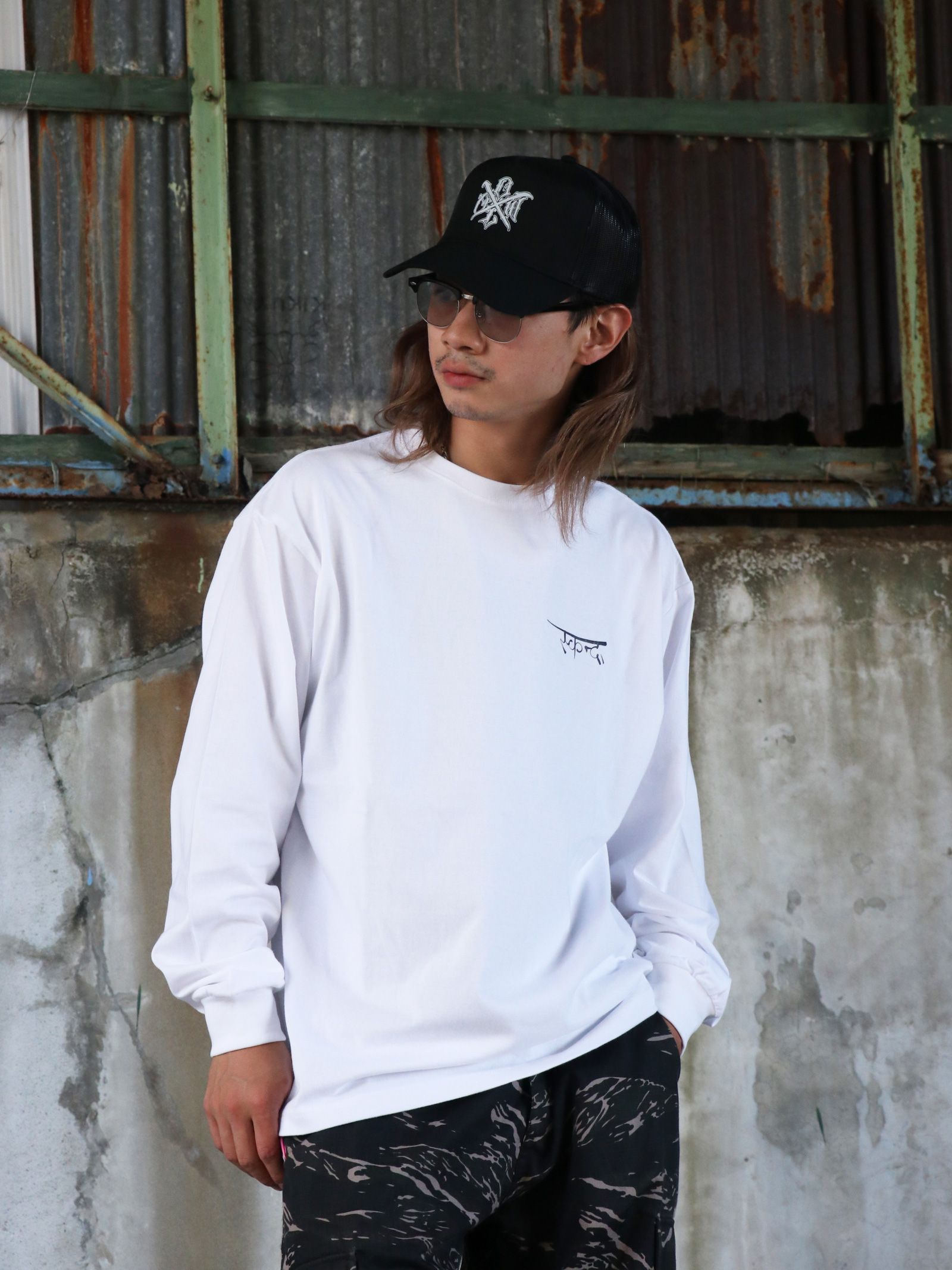 "DARK MATTER" L/S TEE / "DARK MATTER" ロングスリーブTシャツ (ホワイト）