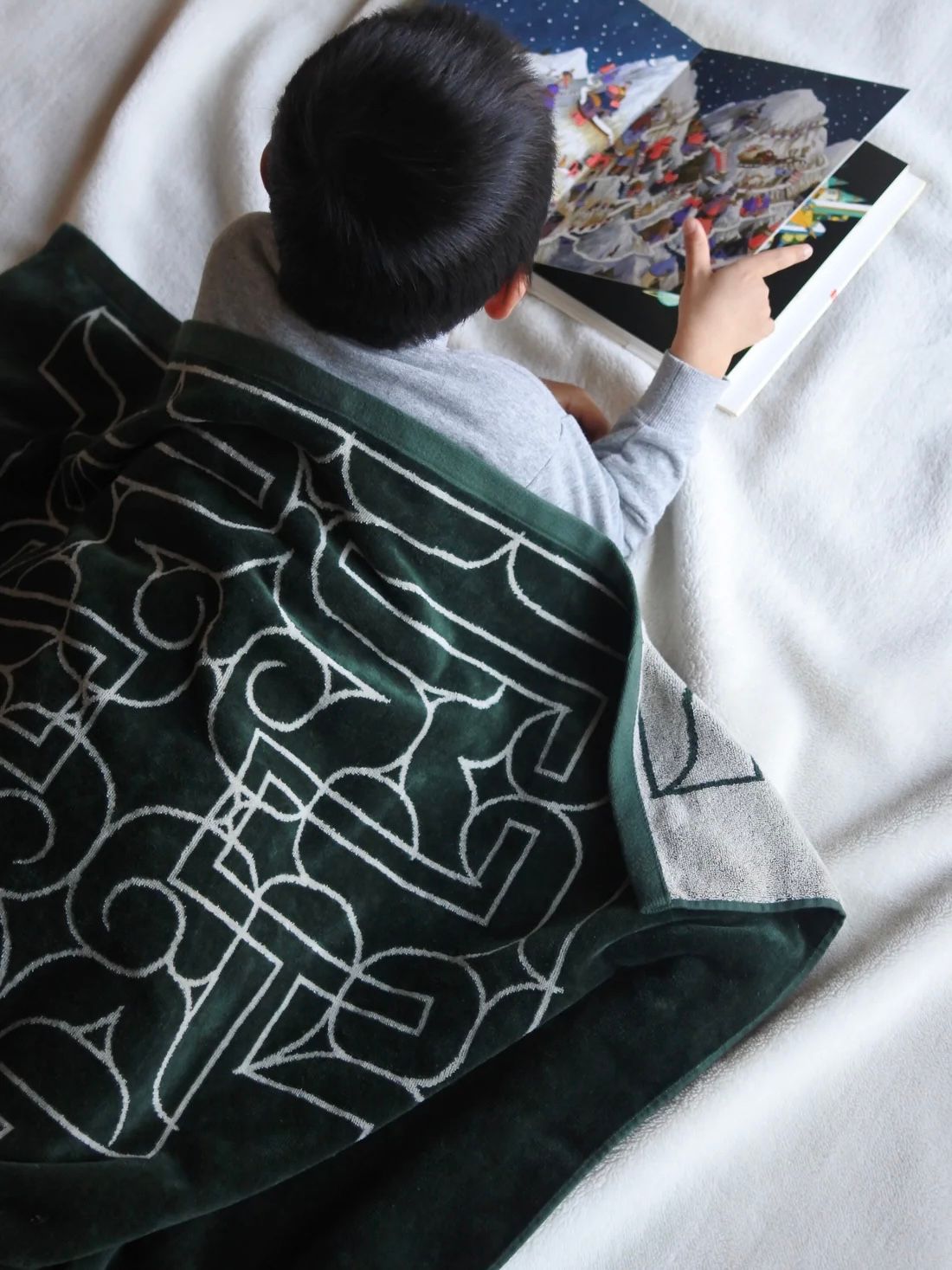 アイヌ文様の今治タオルブランケット (チカラカラペ - ダークグリーン×サンドベージュ)