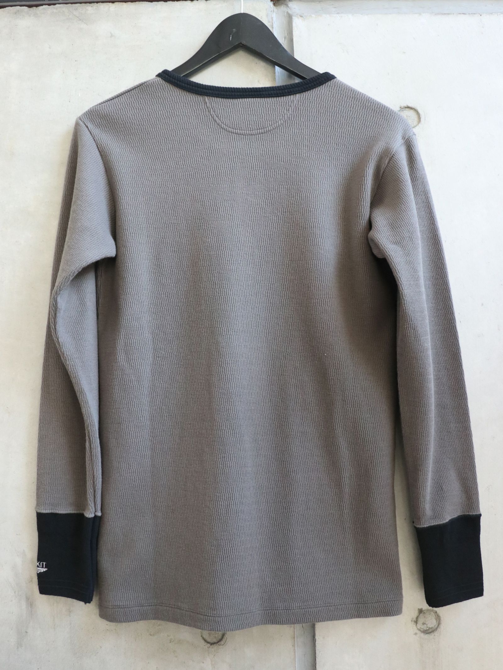 "AVIAKIT WAFFEL" T-SHIRTS HENLEY NECK (GRAY×BLACK)