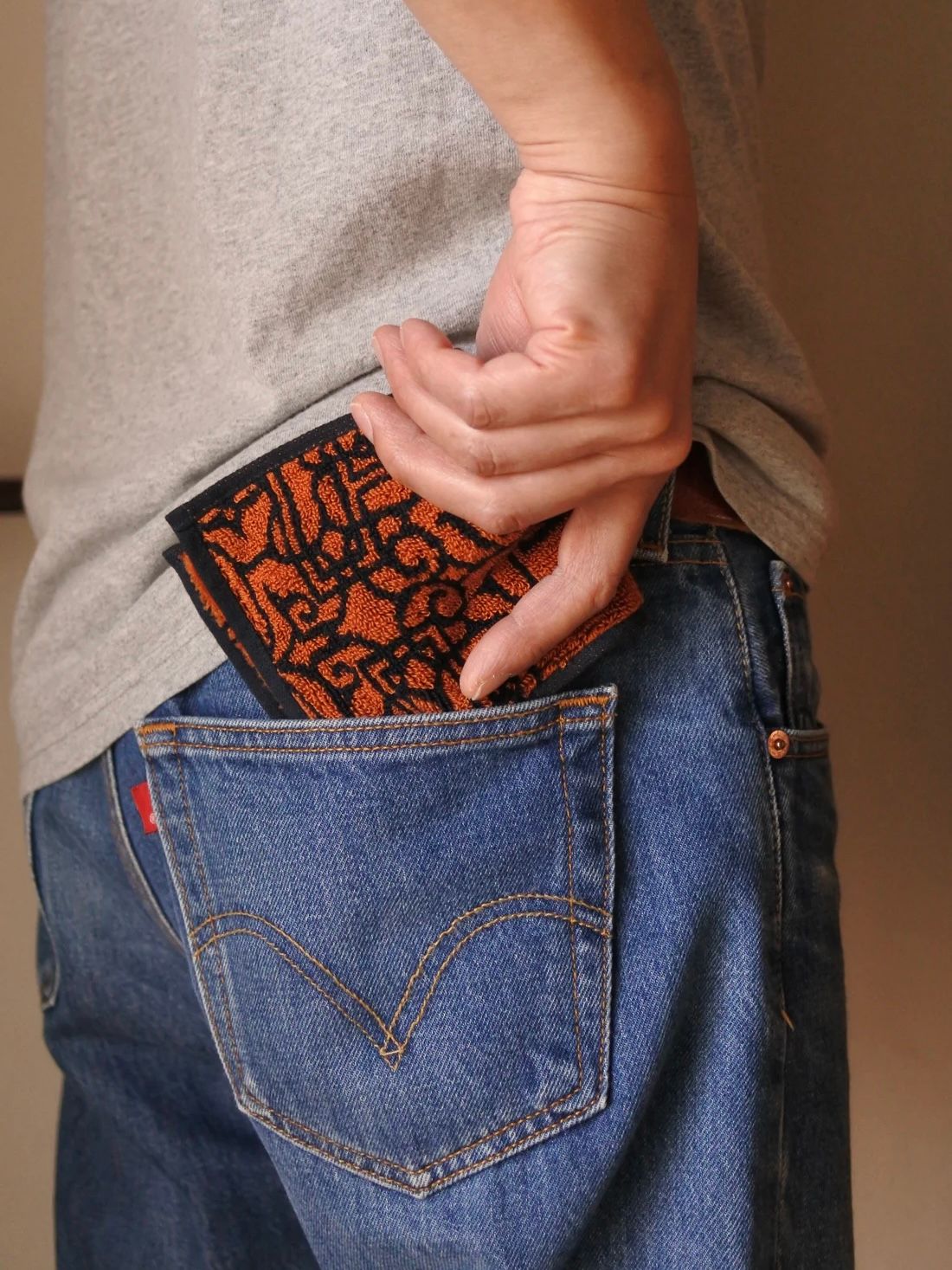 アイヌ文様の今治タオルハンカチ (チカラカラペ - ネイビー×オレンジ)