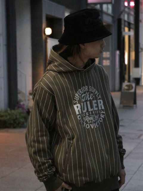 意外とアリなパーカー×スラックス