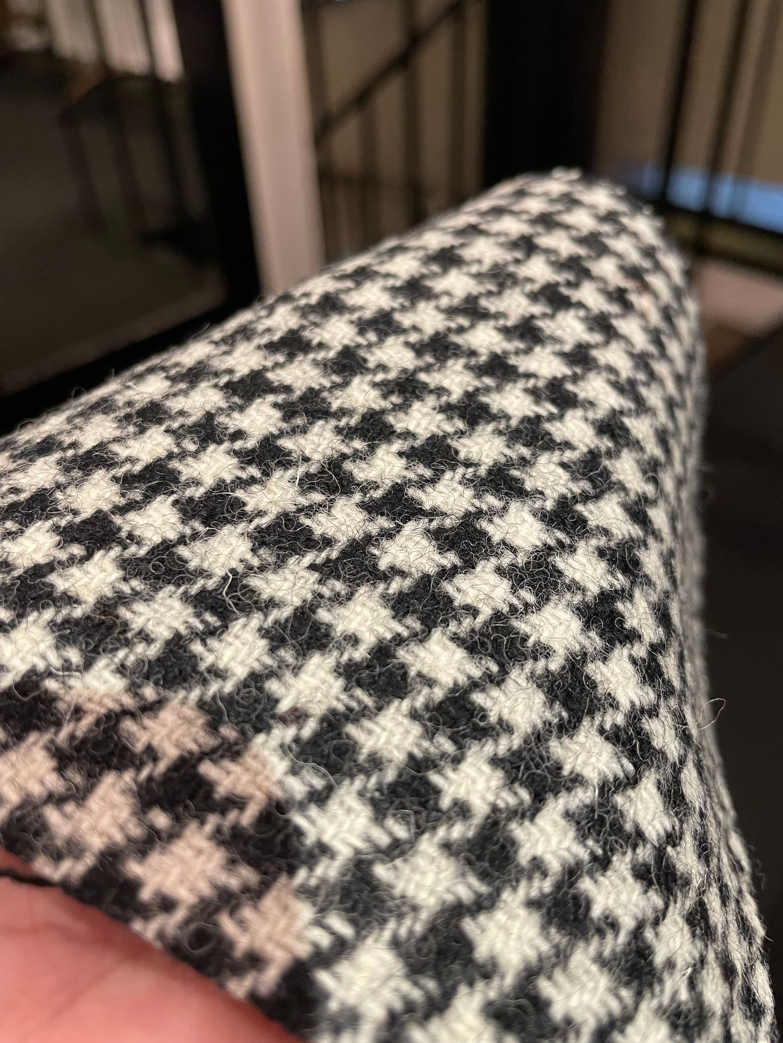 ルイスレザー DOG TOOTH WOOL(千鳥格子) サンプル生地が届きまし