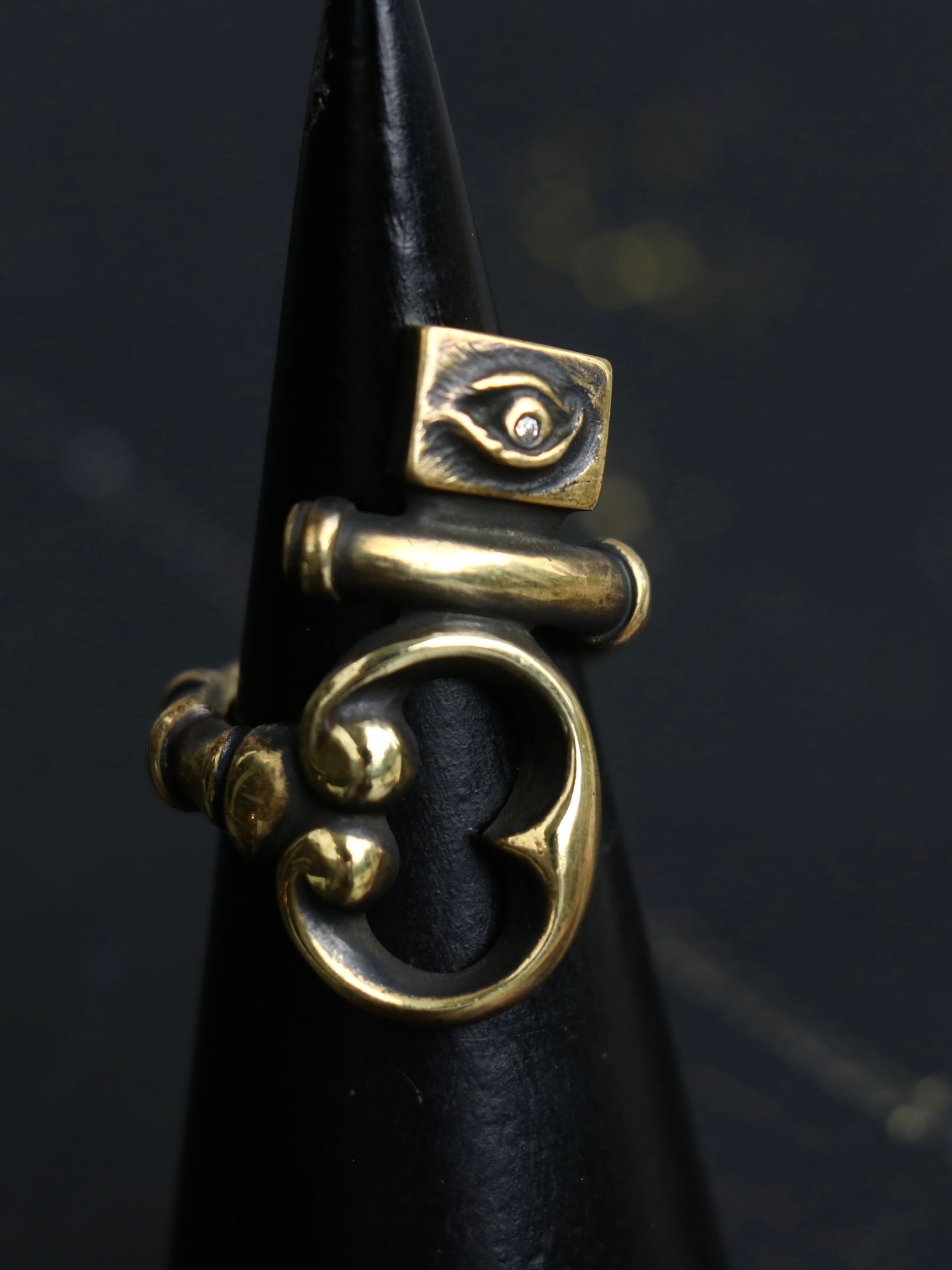 LOOKING EE RING (BRASS×CLEAR STONE）