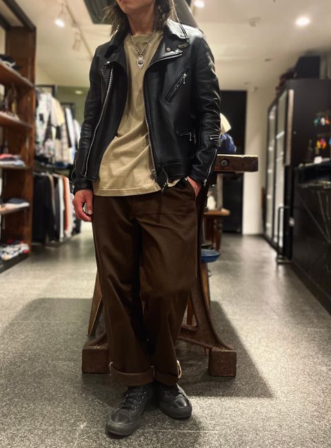 Lewis LeathersとSKANDAオリジナルでバチっと決める。