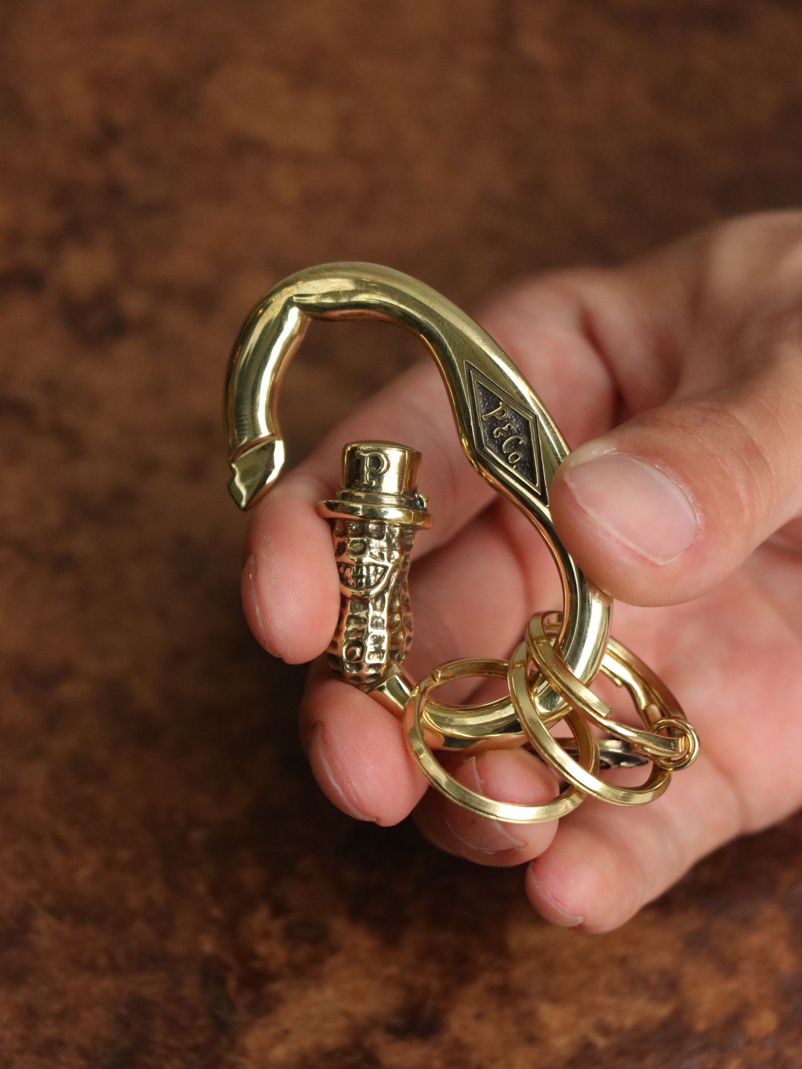 PEANUTS & CO. - PEANUTS CARABINER (BRASS) | SKANDA