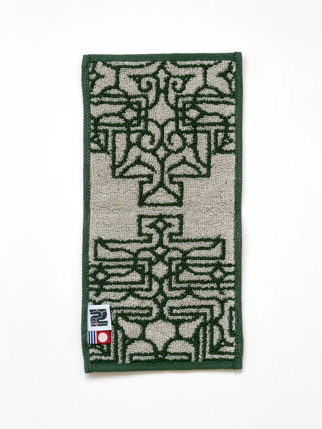 アイヌ文様の今治タオルハンカチ (チカラカラペ - ダークグリーン×サンドベージュ)