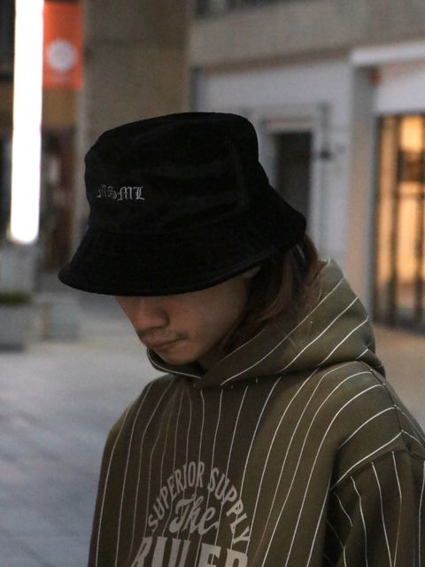 意外とアリなパーカー×スラックス