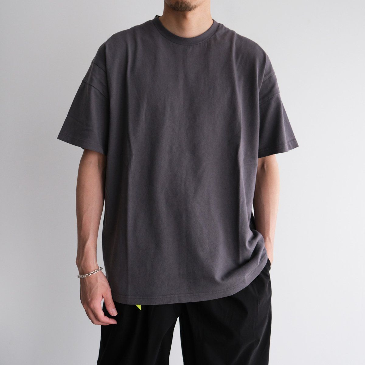 『NATURAL PIGMENT OVERSIZED TEE』-Tシャツ-（CHARCOAL / チャコール）