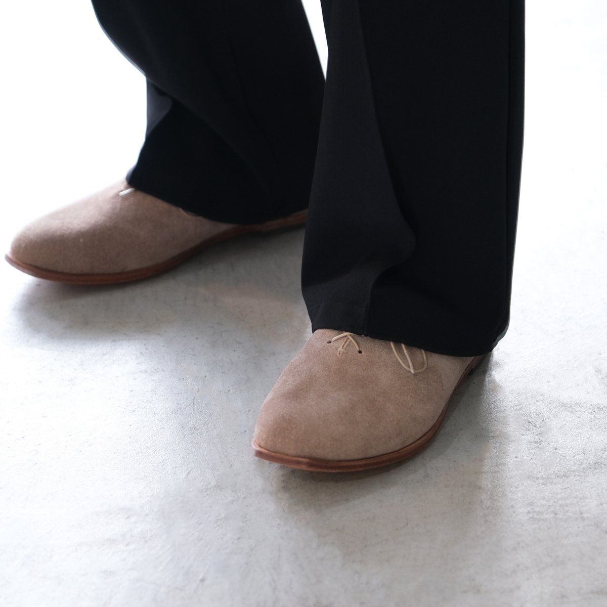 INNAT - 『SUEDE MOC SHOES MADE BY SAKAGUCHI TAICHI』- シューズ- （ BEIGE / ベージュ ）  | STACK STORE