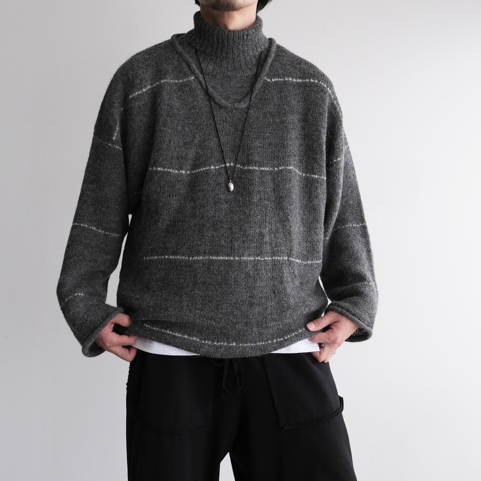 V-Neck Line Border Sweater -ニット-（Gray / グレー）