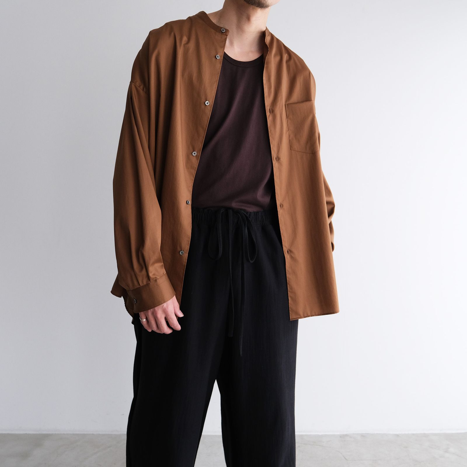 Silocon Poplin Oversized Band Collar Shirt -シャツ-（Brown / ブラウン）