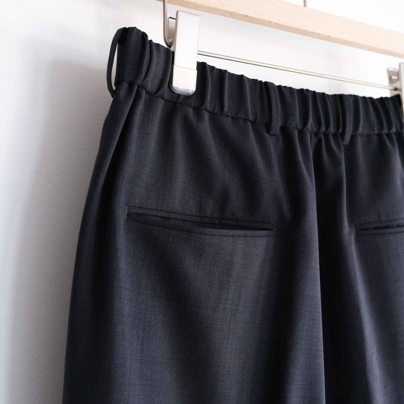 Twist Wool Gauze Two Tucked Easy Pants -スラックス-（Navy Top / ネイビートップ）