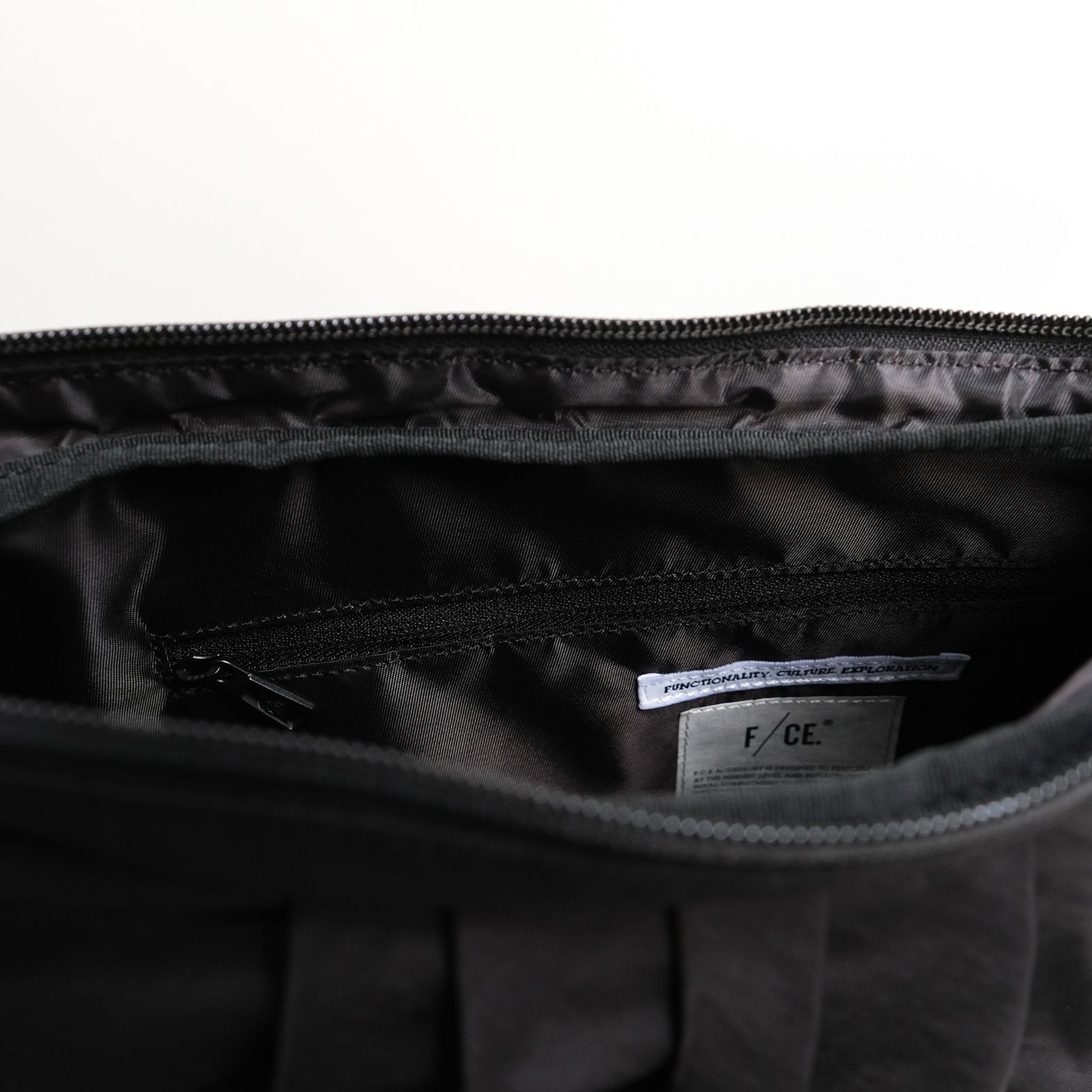 Textured Twill Body Bag -バッグ-（Black / ブラック）