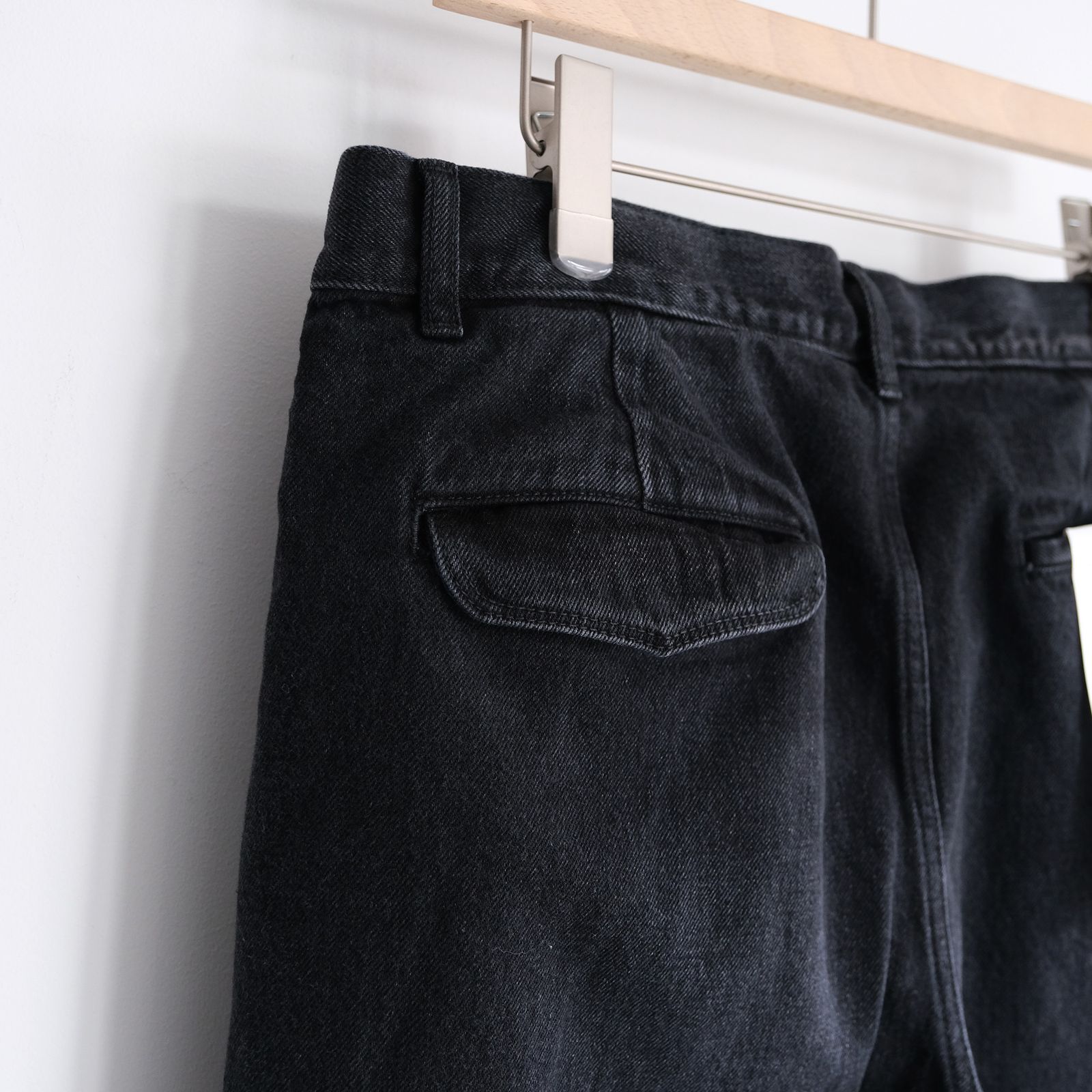 Selvage Denim Two Tuck Pants -デニムパンツ-（Black Dark Fade / ブラックダークフェード）GU261-40061DB