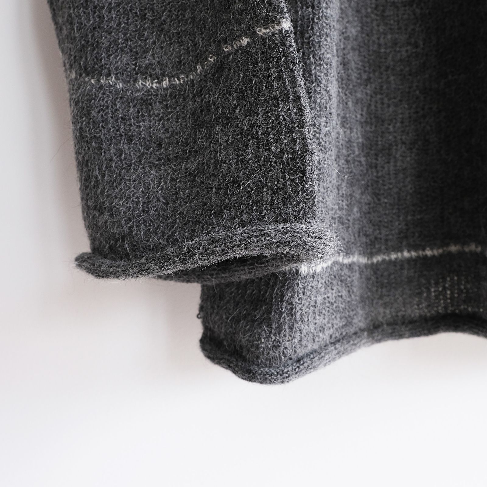 V-Neck Line Border Sweater -ニット-（Gray / グレー）