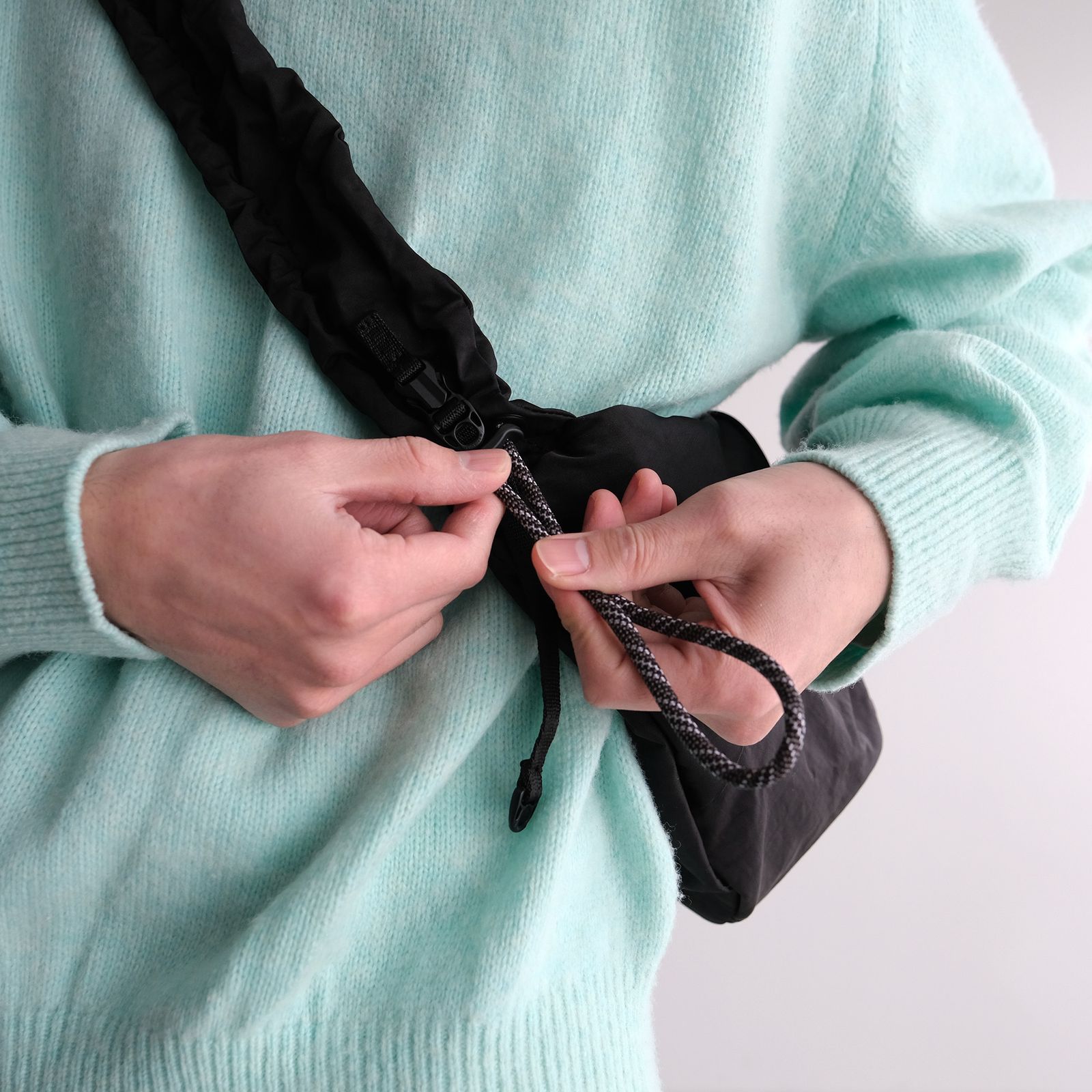 Textured Twill Body Bag -バッグ-（Black / ブラック）