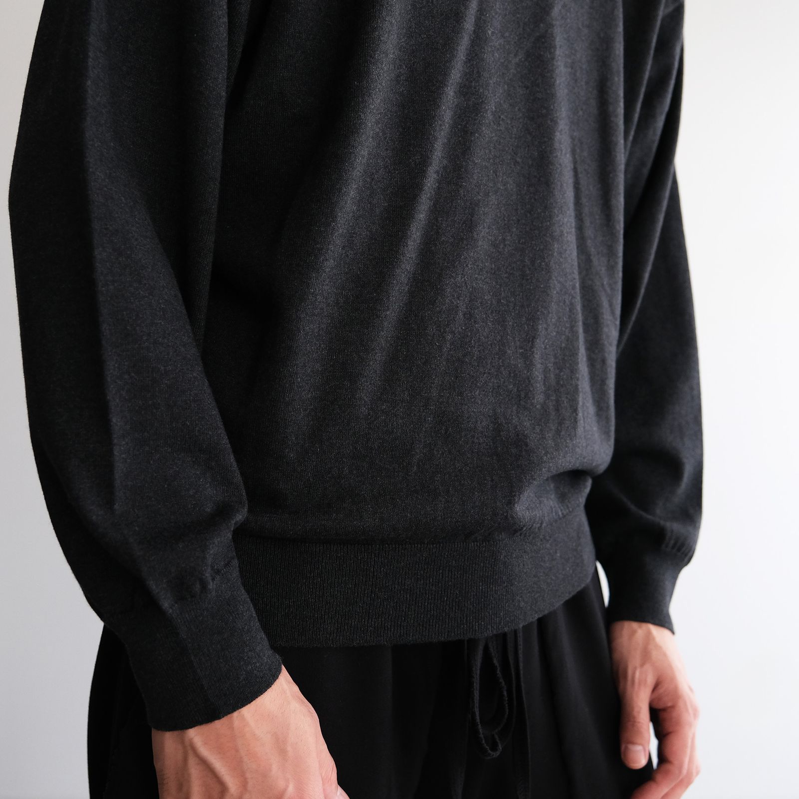 Cotton Cashmere Crew Neck -ニット-（Charcoal / チャコール）