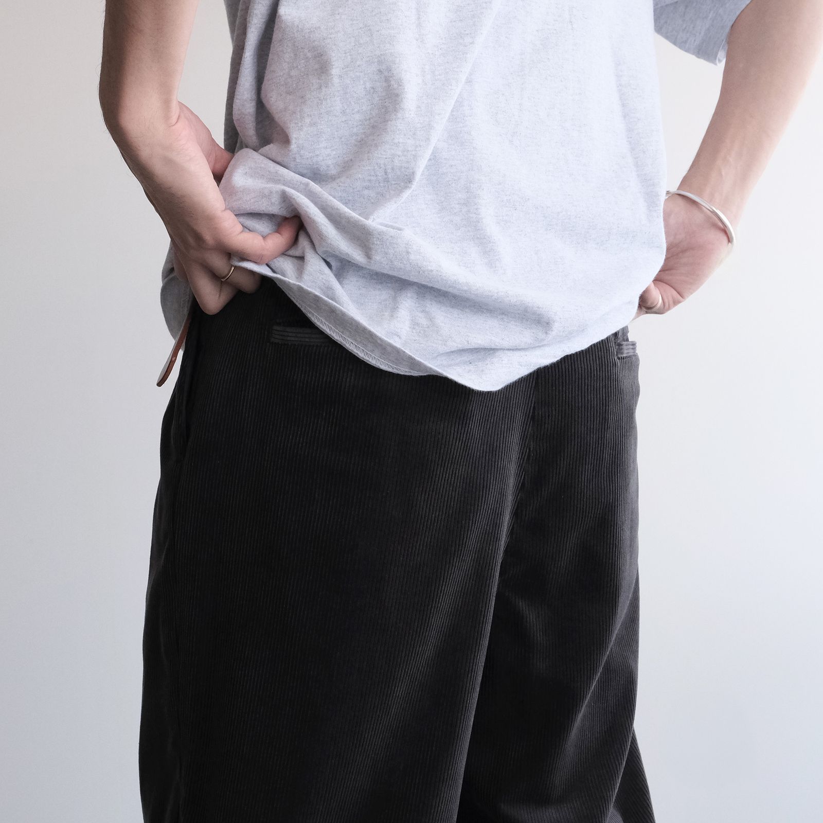 Suvin Corduroy Wide Straight Trousers -パンツ-（Gray / グレー）GU263-40213B