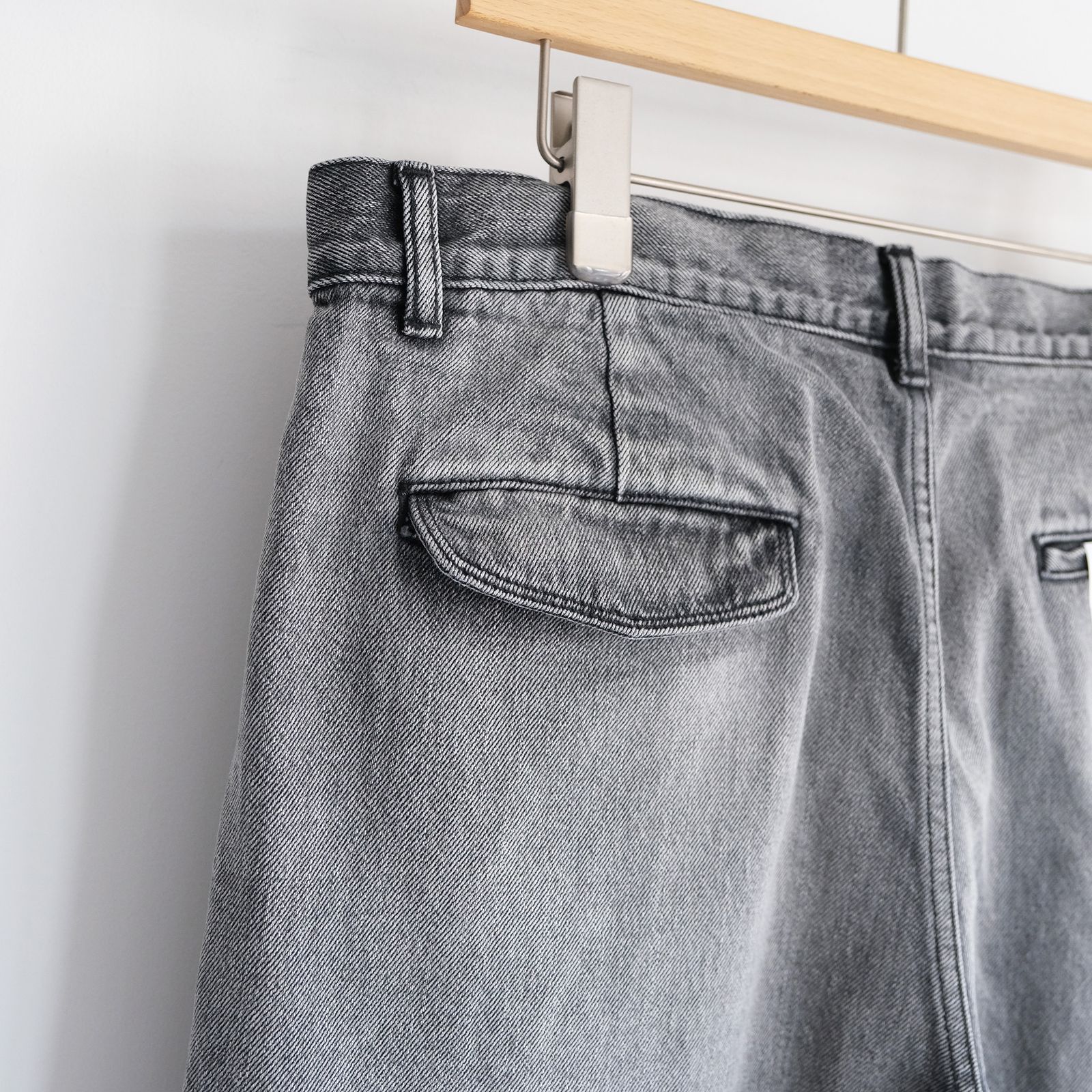 Selvage Denim Two Tuck Tapered Pants -パンツ-（Black Light Fade / ブラックライトフェード）