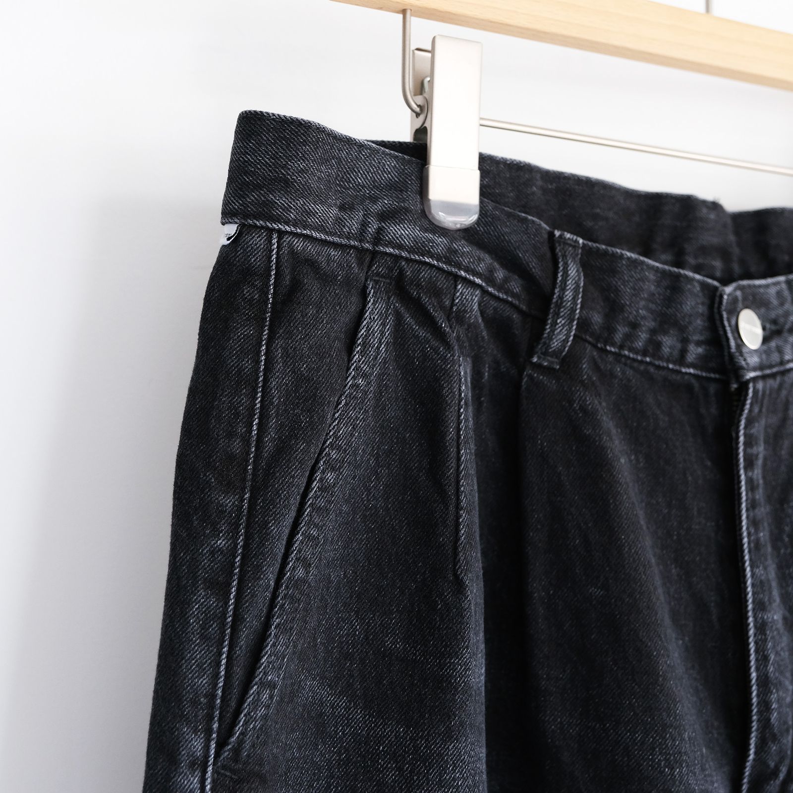 Selvage Denim Two Tuck Tapered Pants -パンツ-（Black Dark Fade / ブラックダークフェード）