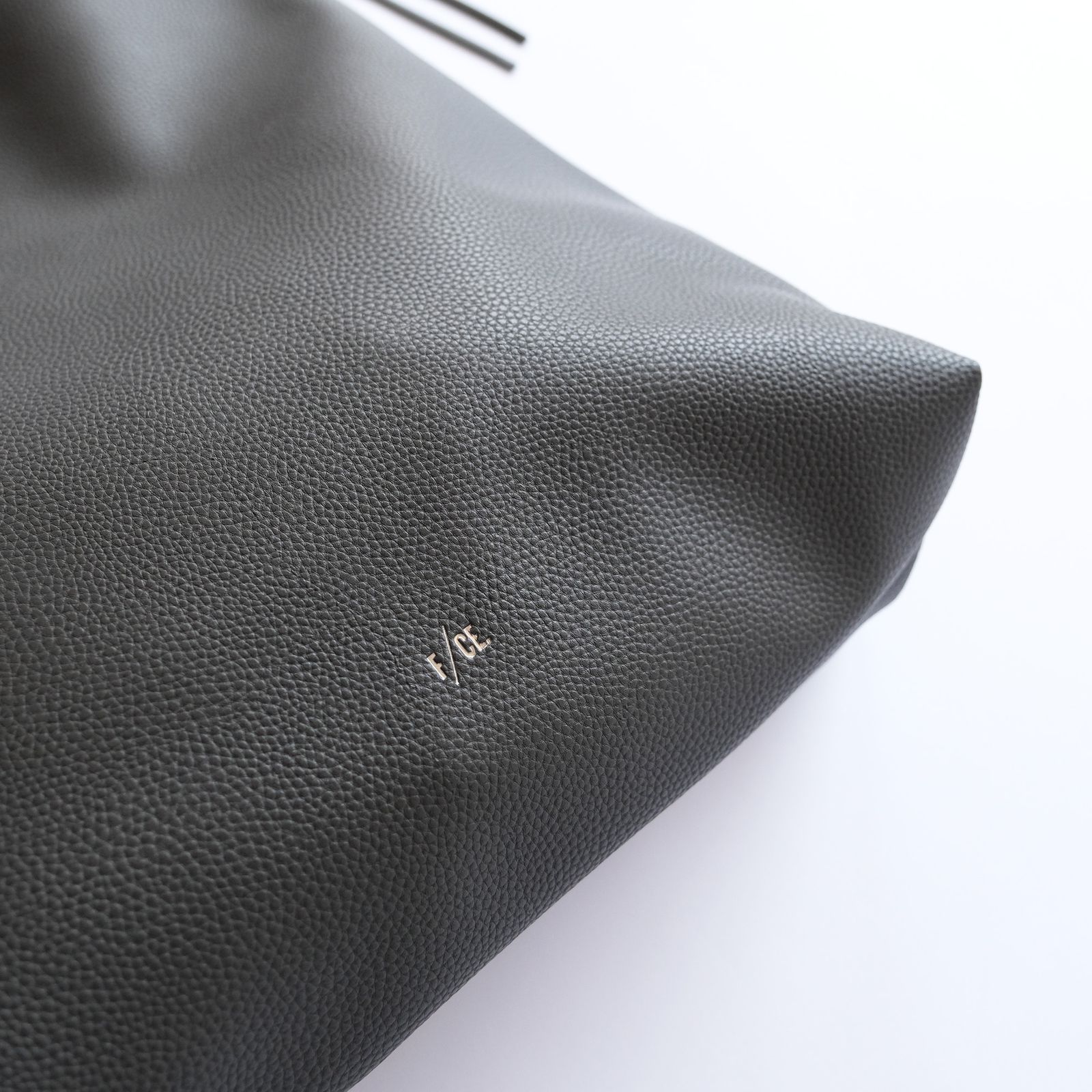 Tech Leather Wrapping Handle Tote -バッグ-（Charcoal / チャコール）