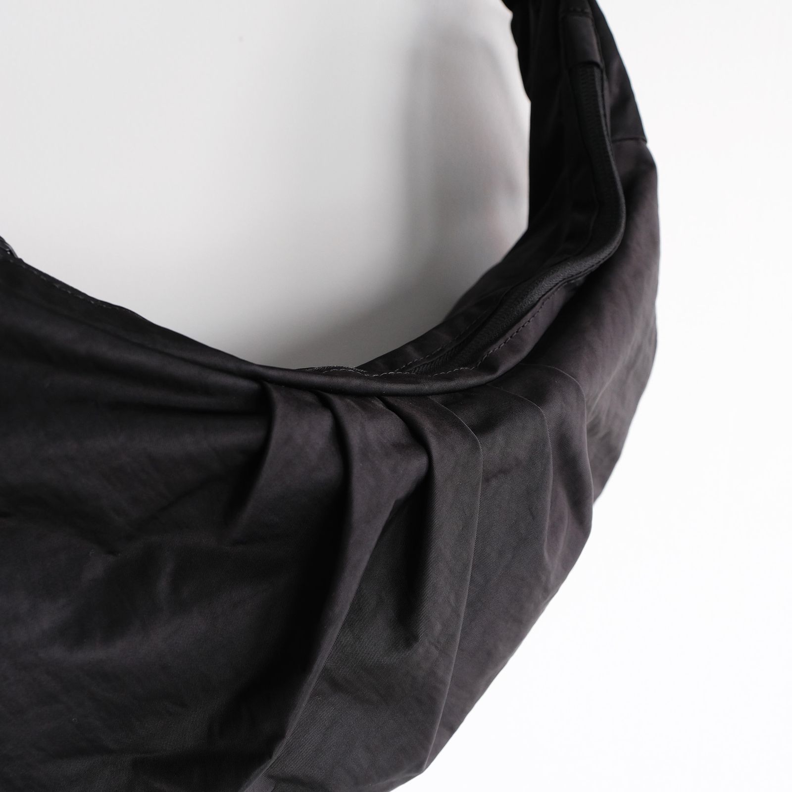 Textured Twill Body Bag -バッグ-（Black / ブラック）