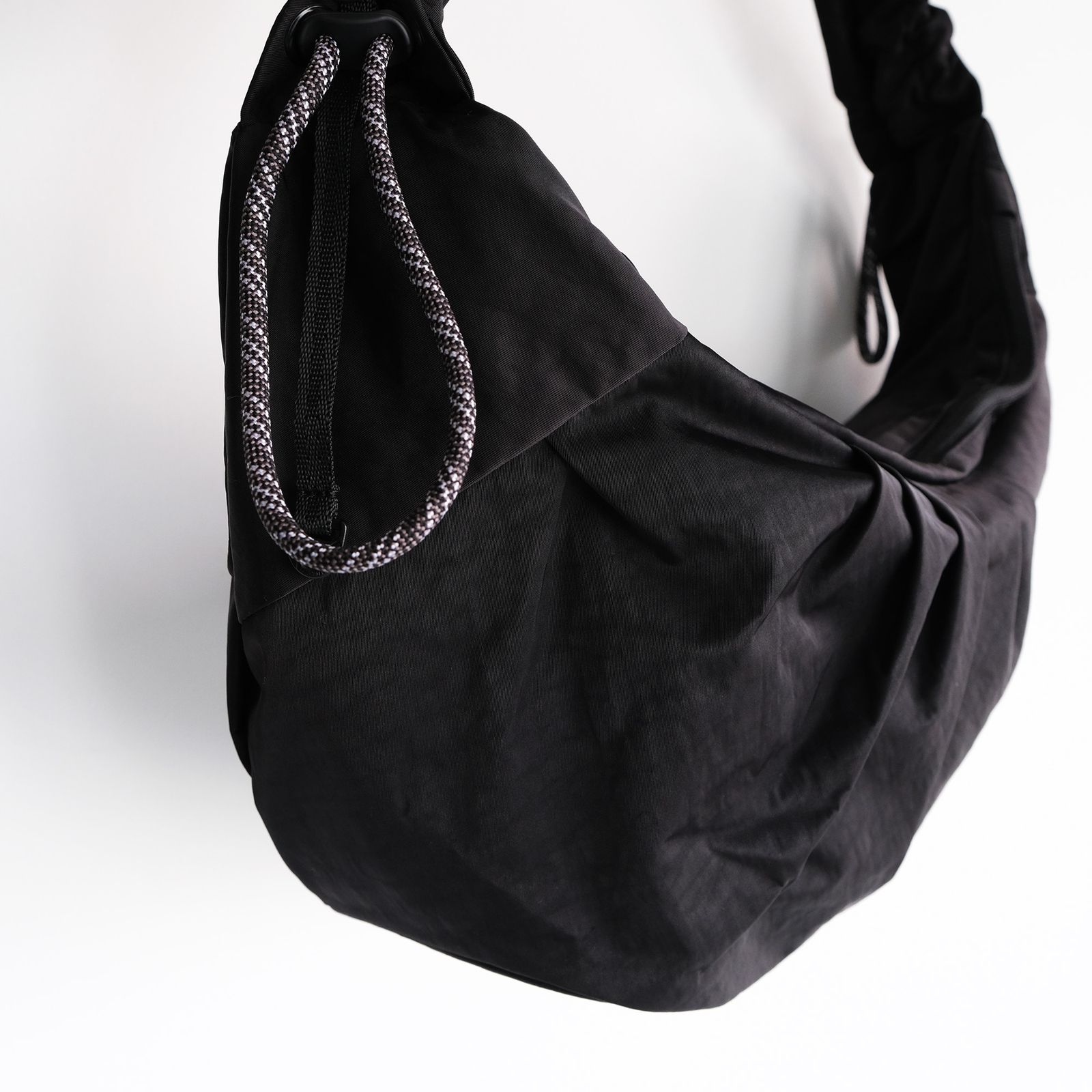 Textured Twill Body Bag -バッグ-（Black / ブラック）