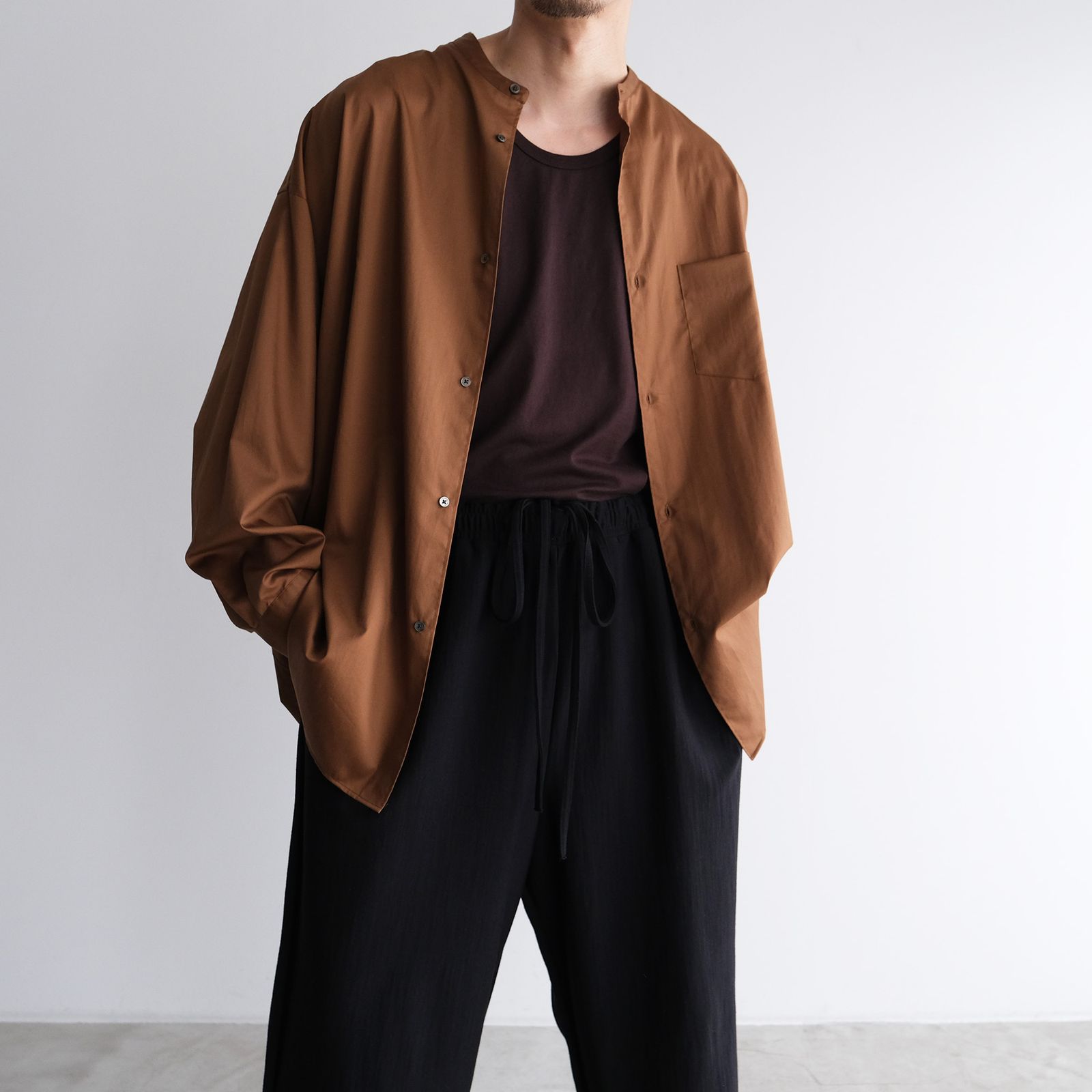 Silocon Poplin Oversized Band Collar Shirt -シャツ-（Brown / ブラウン）