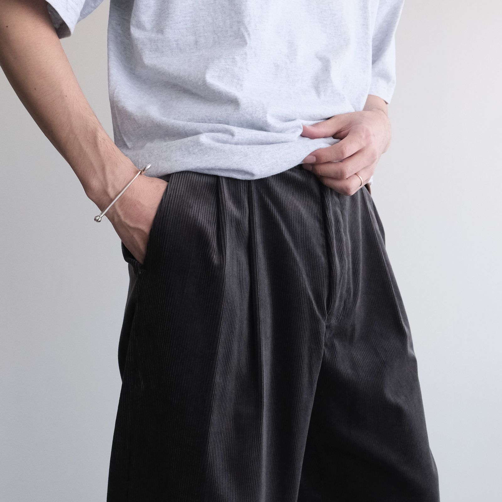 Suvin Corduroy Wide Straight Trousers -パンツ-（Gray / グレー）GU263-40213B