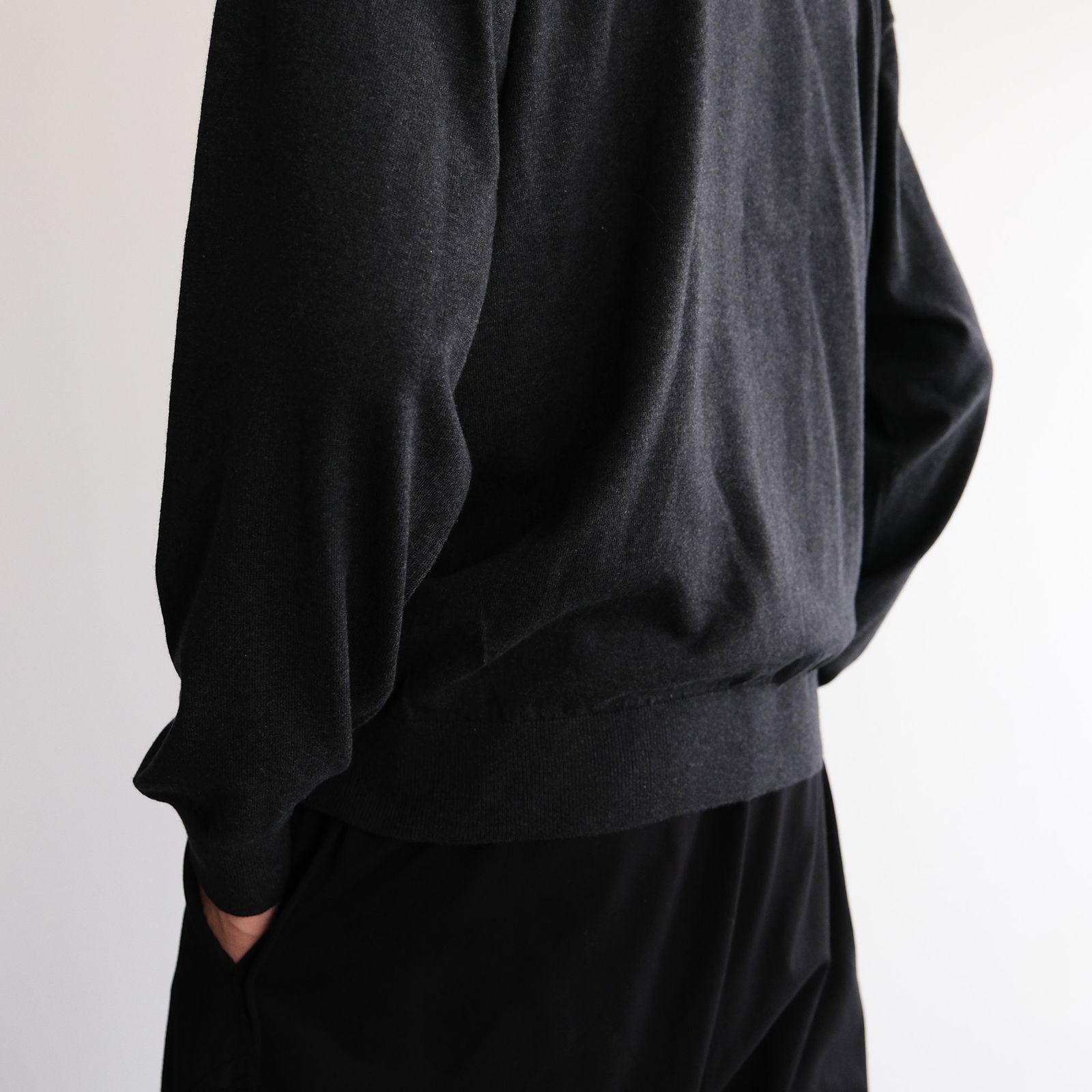 Cotton Cashmere Crew Neck -ニット-（Charcoal / チャコール）