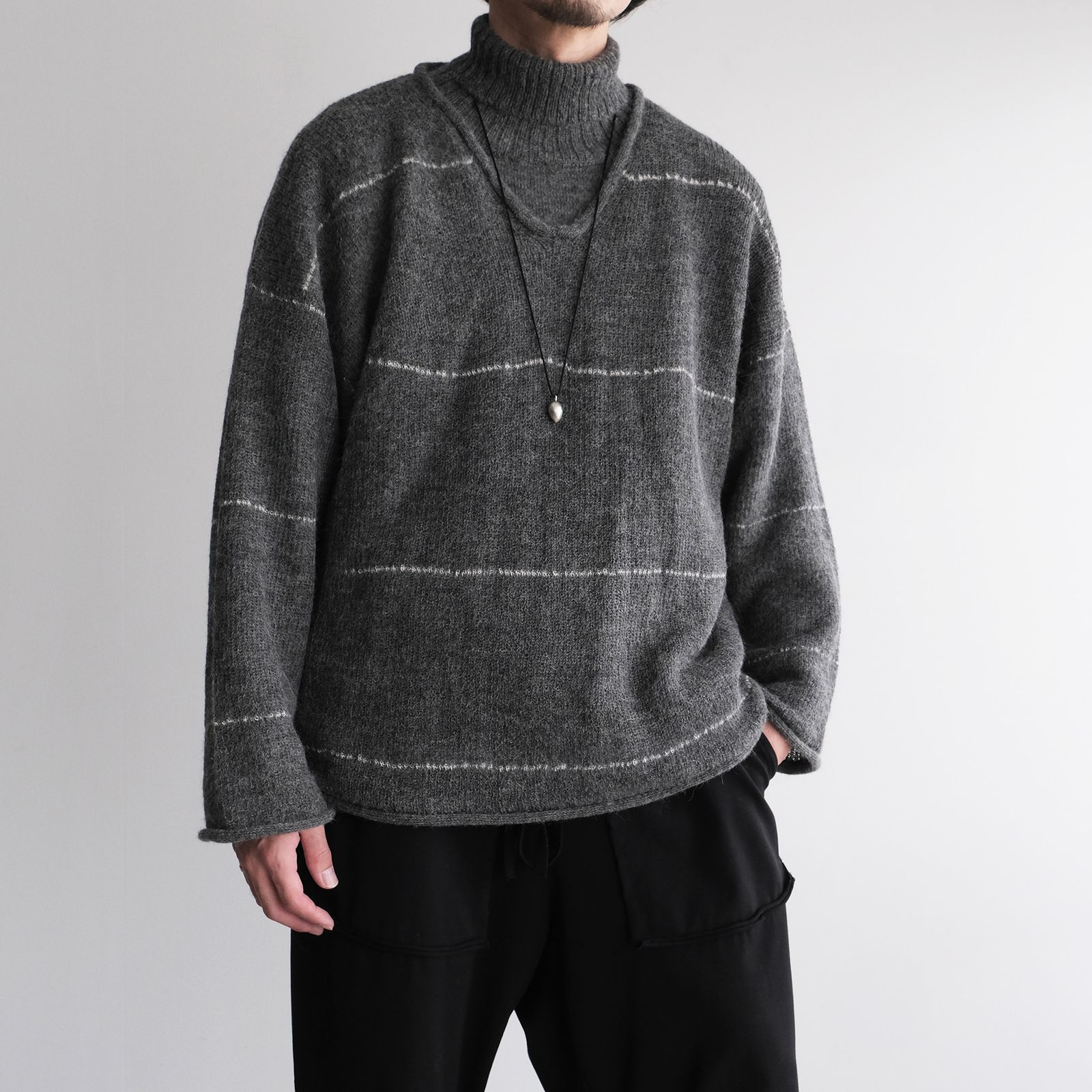 V-Neck Line Border Sweater -ニット-（Gray / グレー）