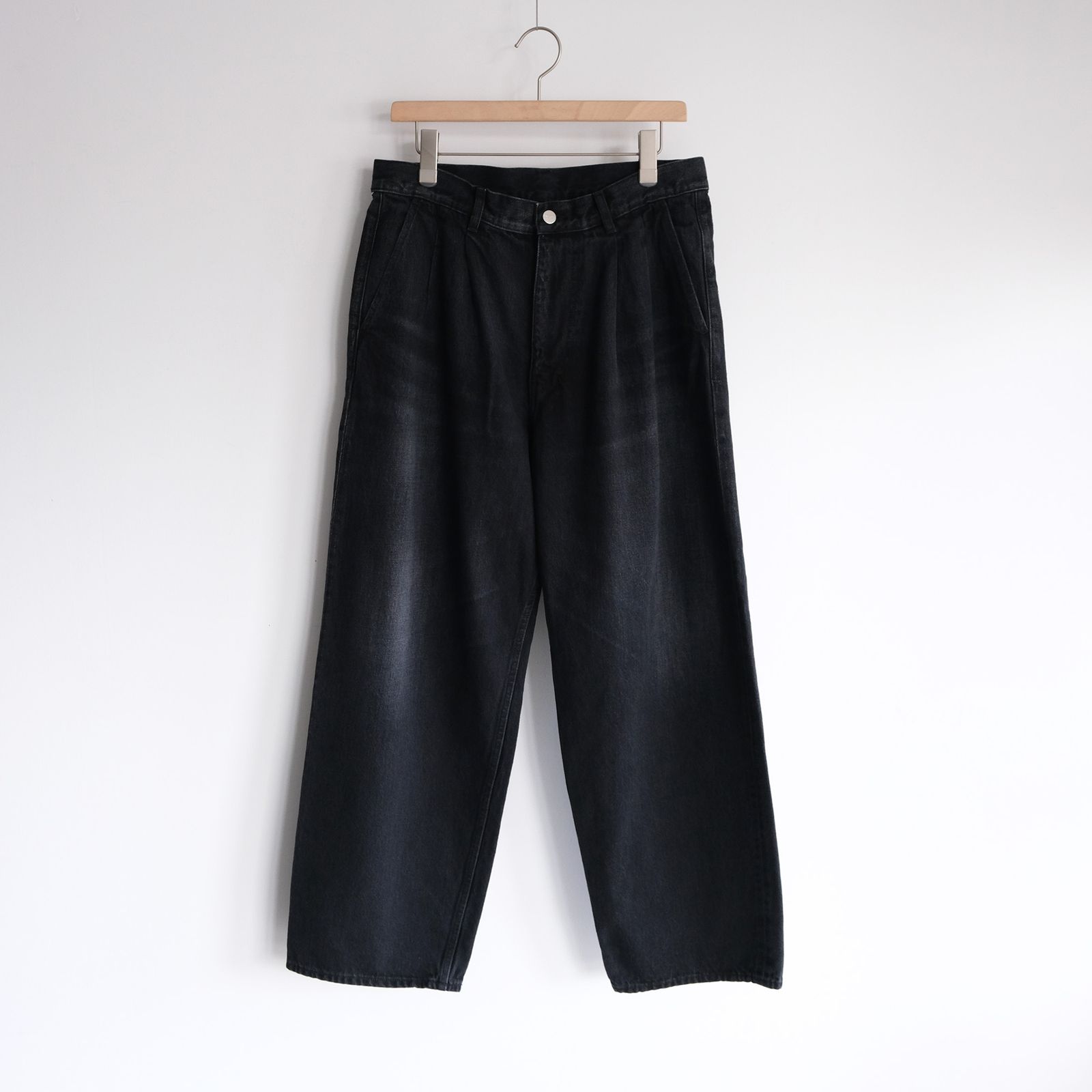 Selvage Denim Two Tuck Pants -デニムパンツ-（Black Dark Fade / ブラックダークフェード）GU261-40061DB