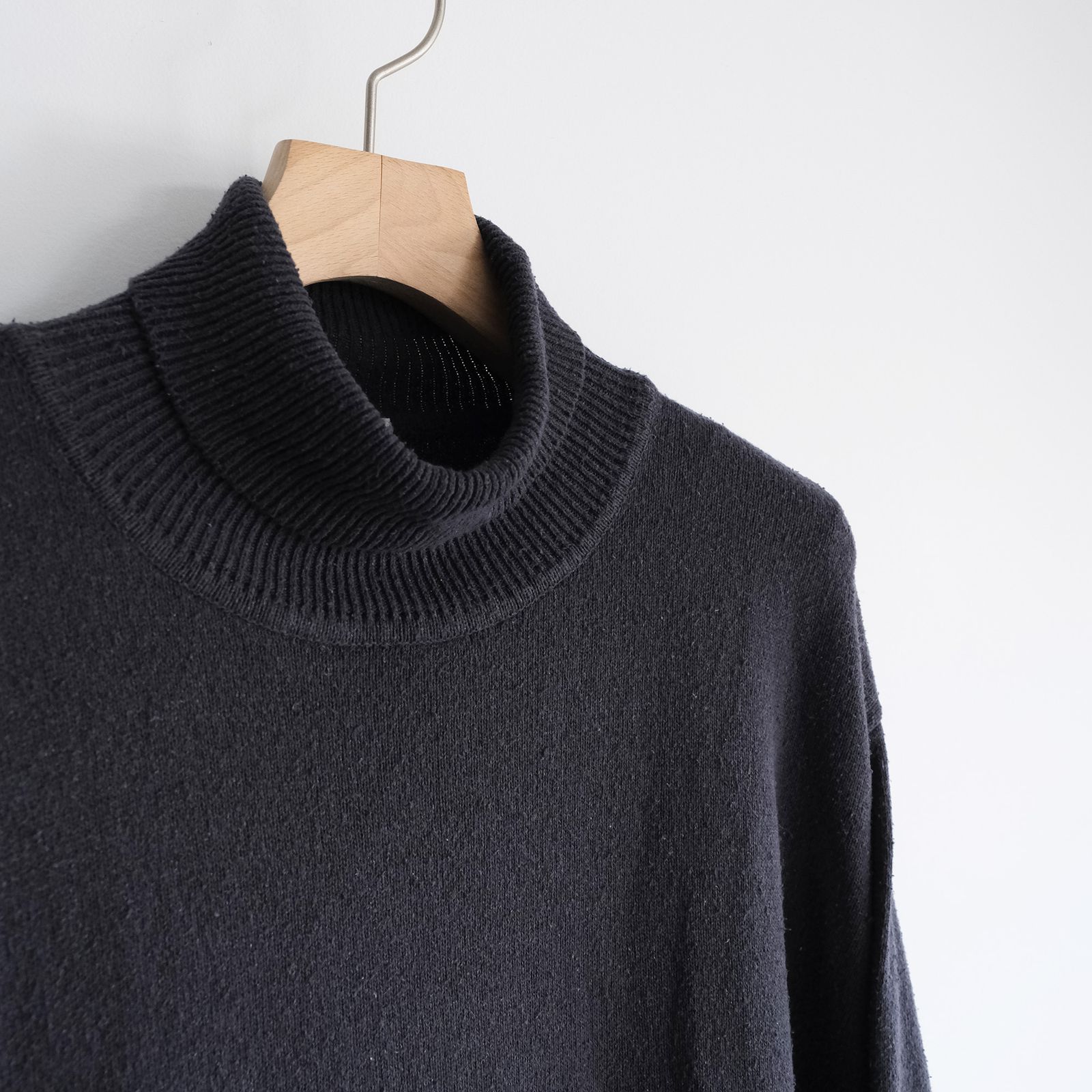 Silk Knit Turtle Neck -ニット-（Dark Navy / ダークネイビー）