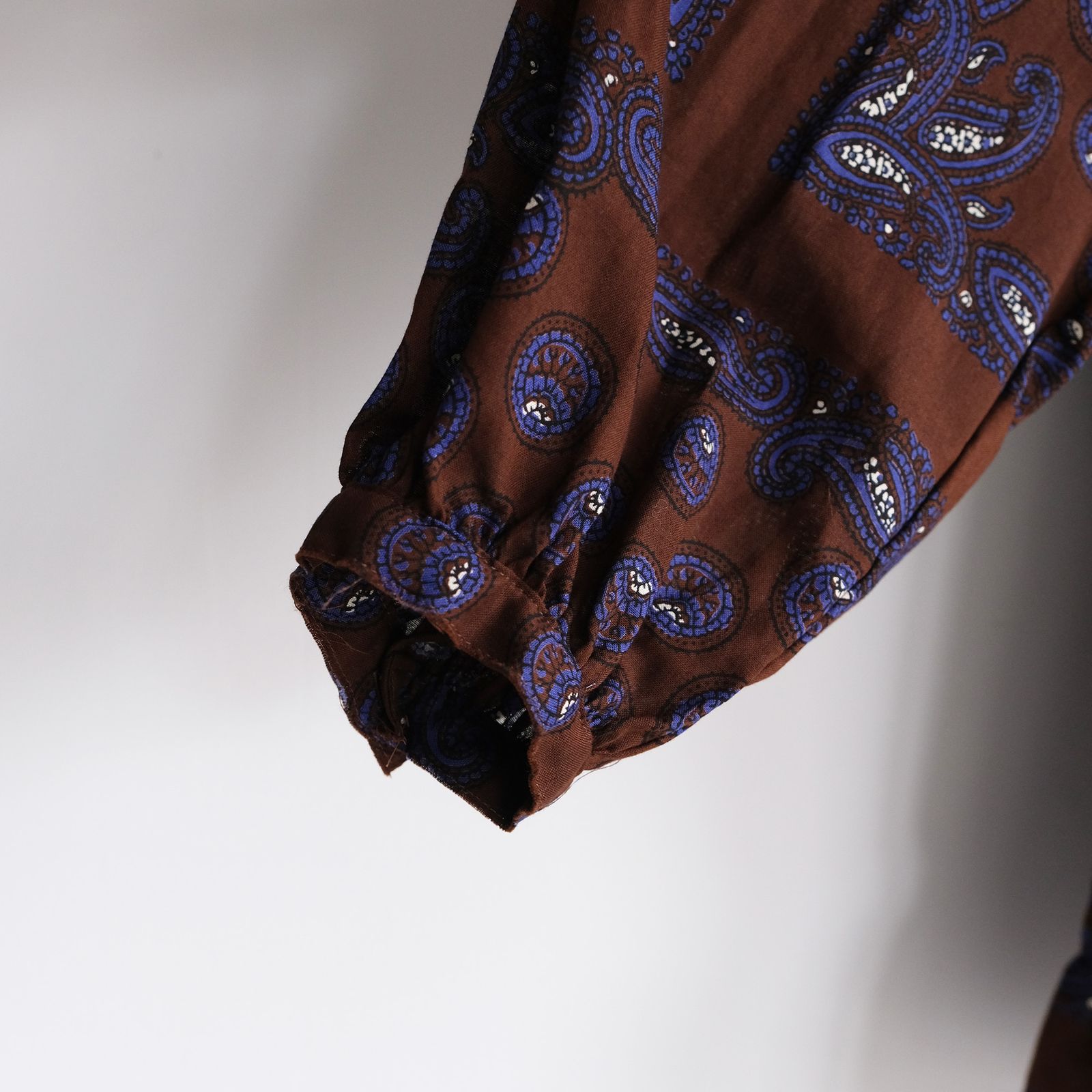 Paisley Gathered Blouse -ブラウス-（Brown / ブラウン）