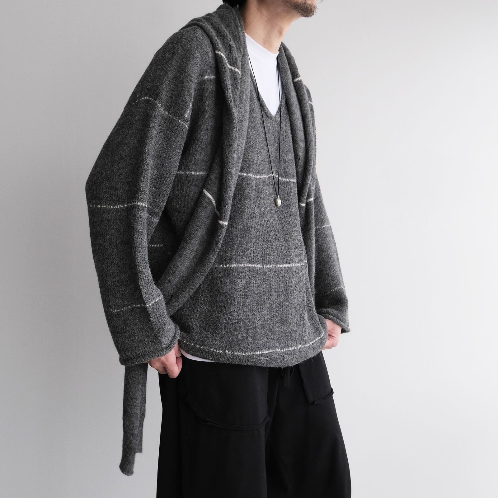 V-Neck Line Border Sweater -ニット-（Gray / グレー）
