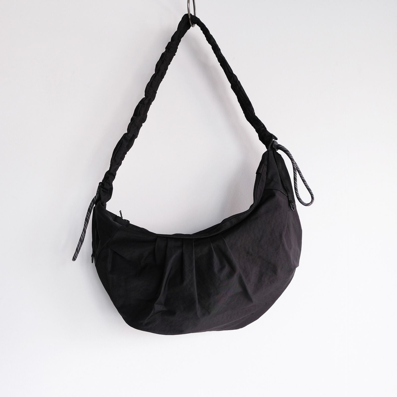 Textured Twill Body Bag -バッグ-（Black / ブラック）