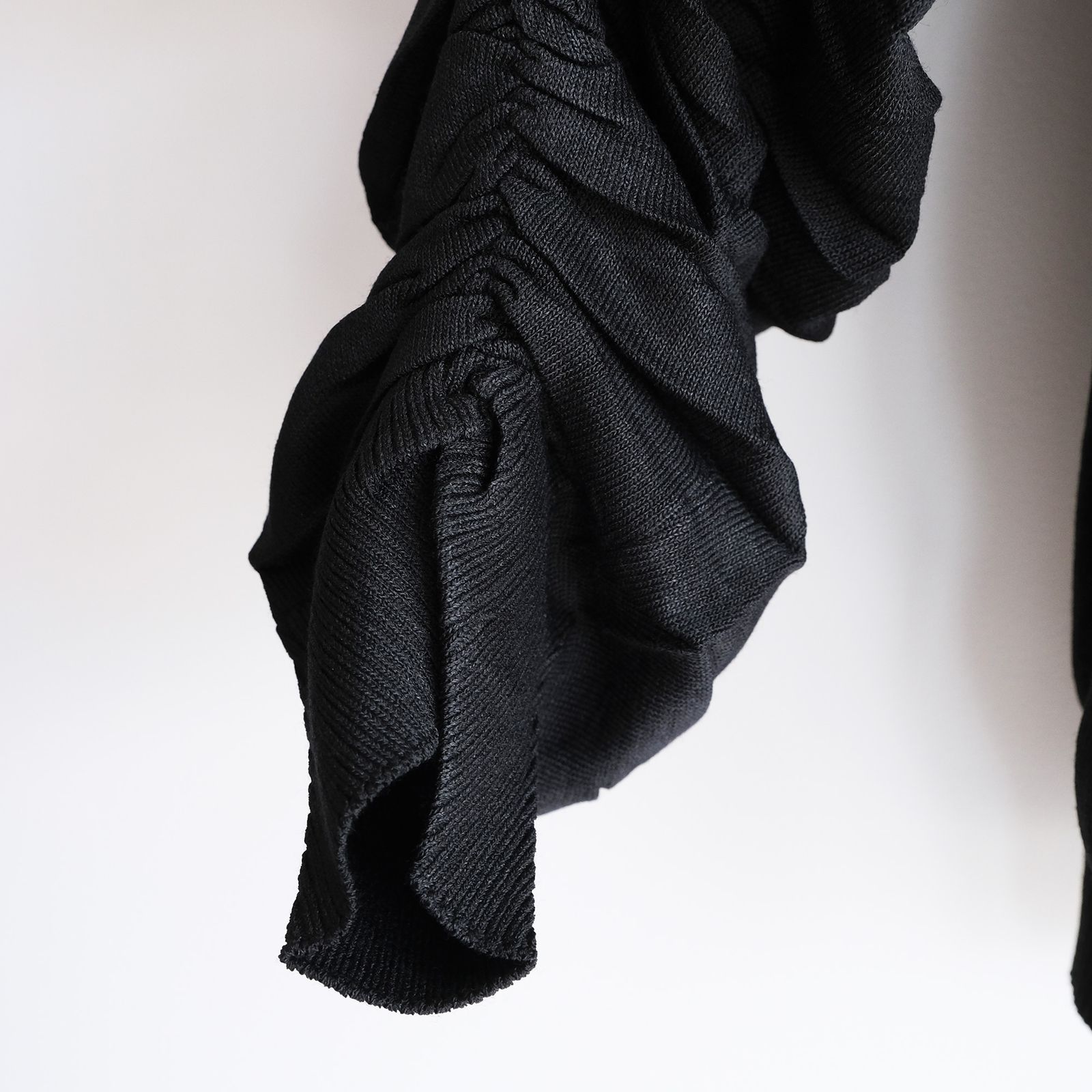 "Shirring" Sleeve Knit -ニット-（Black / ブラック）