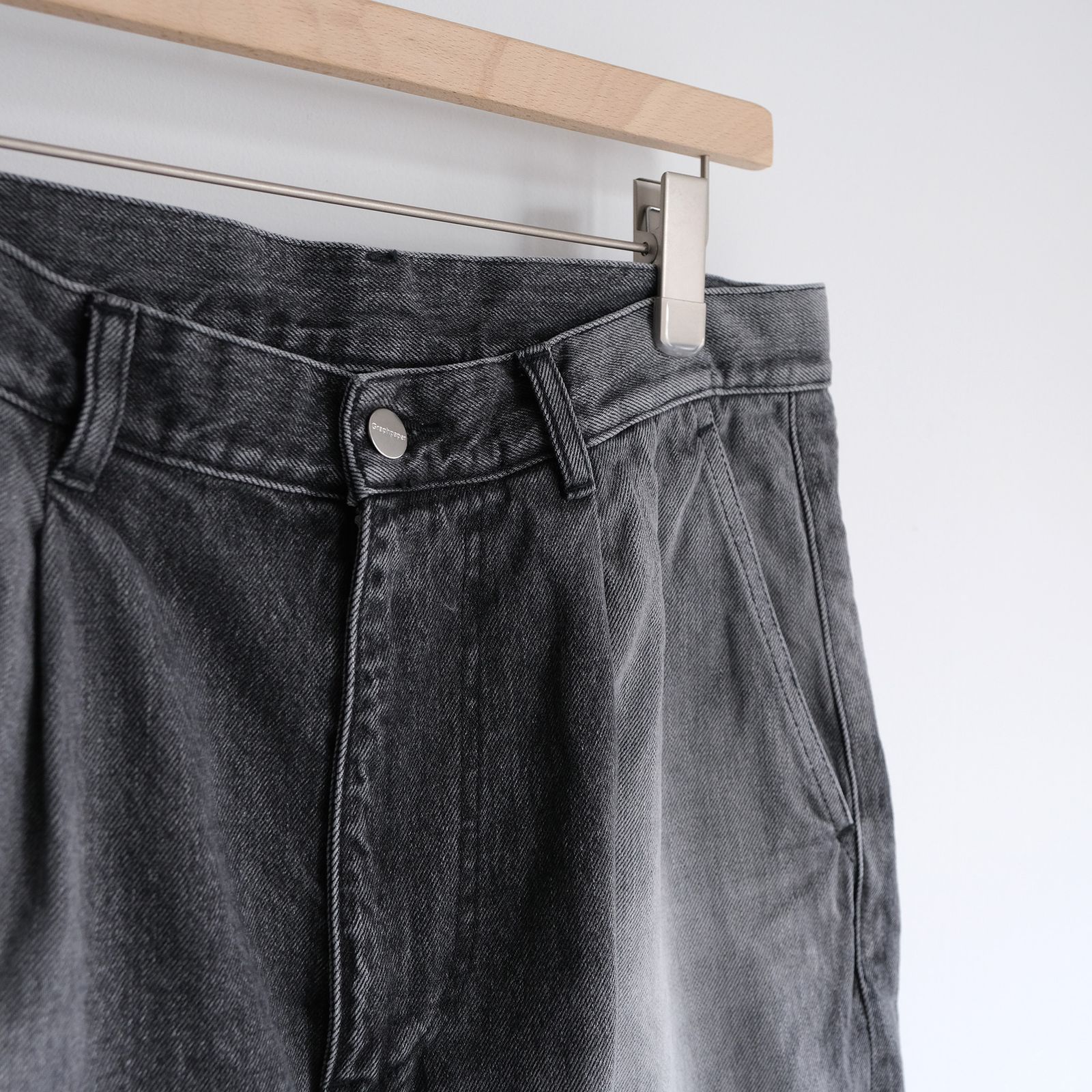 Selvage Denim Two Tuck Pants -デニムパンツ-（Black Light Fade / ブラックライトフェード）GU261-40061LB