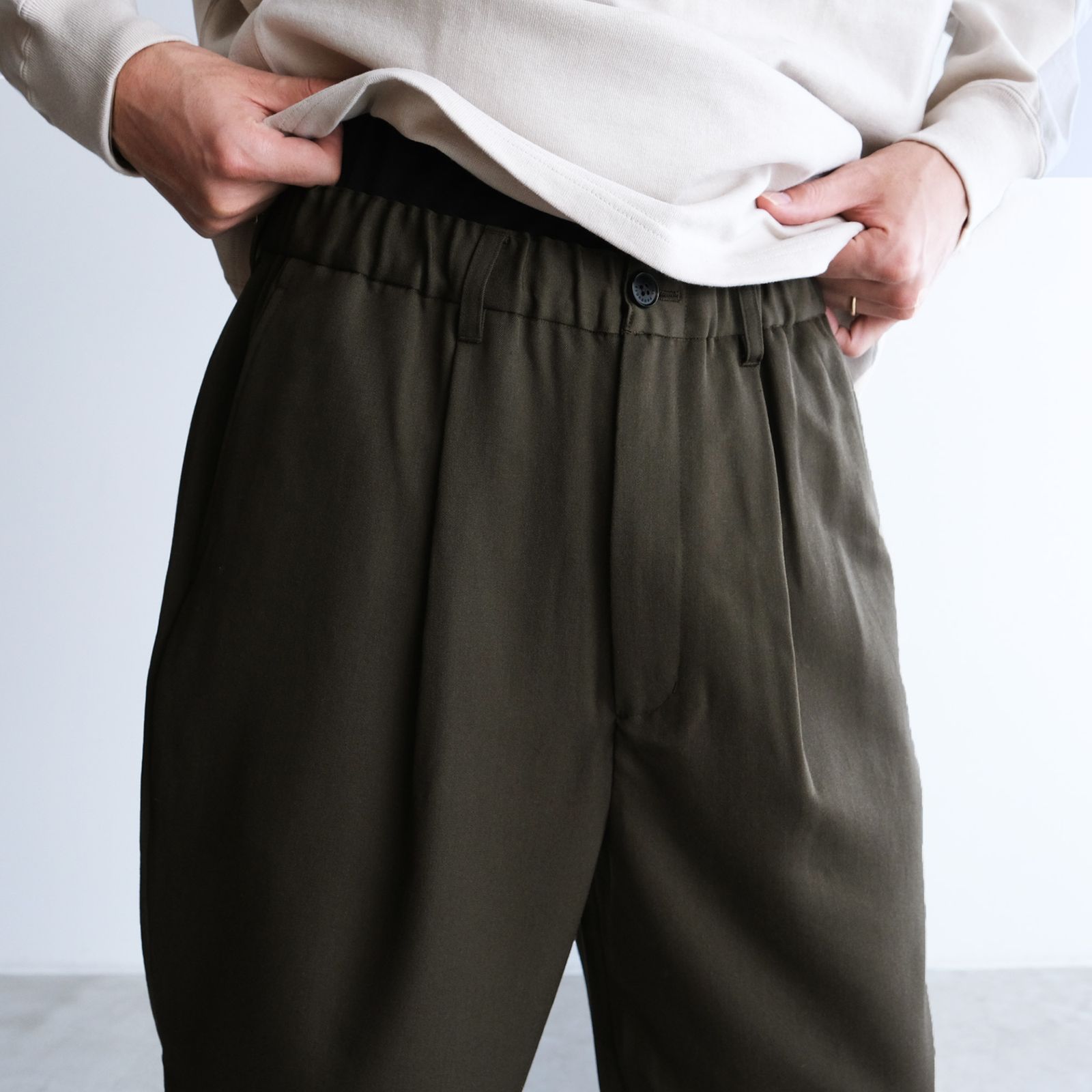 UNIVERSAL PRODUCTS - Wool Easy Trousers -パンツ-（D.Khaki