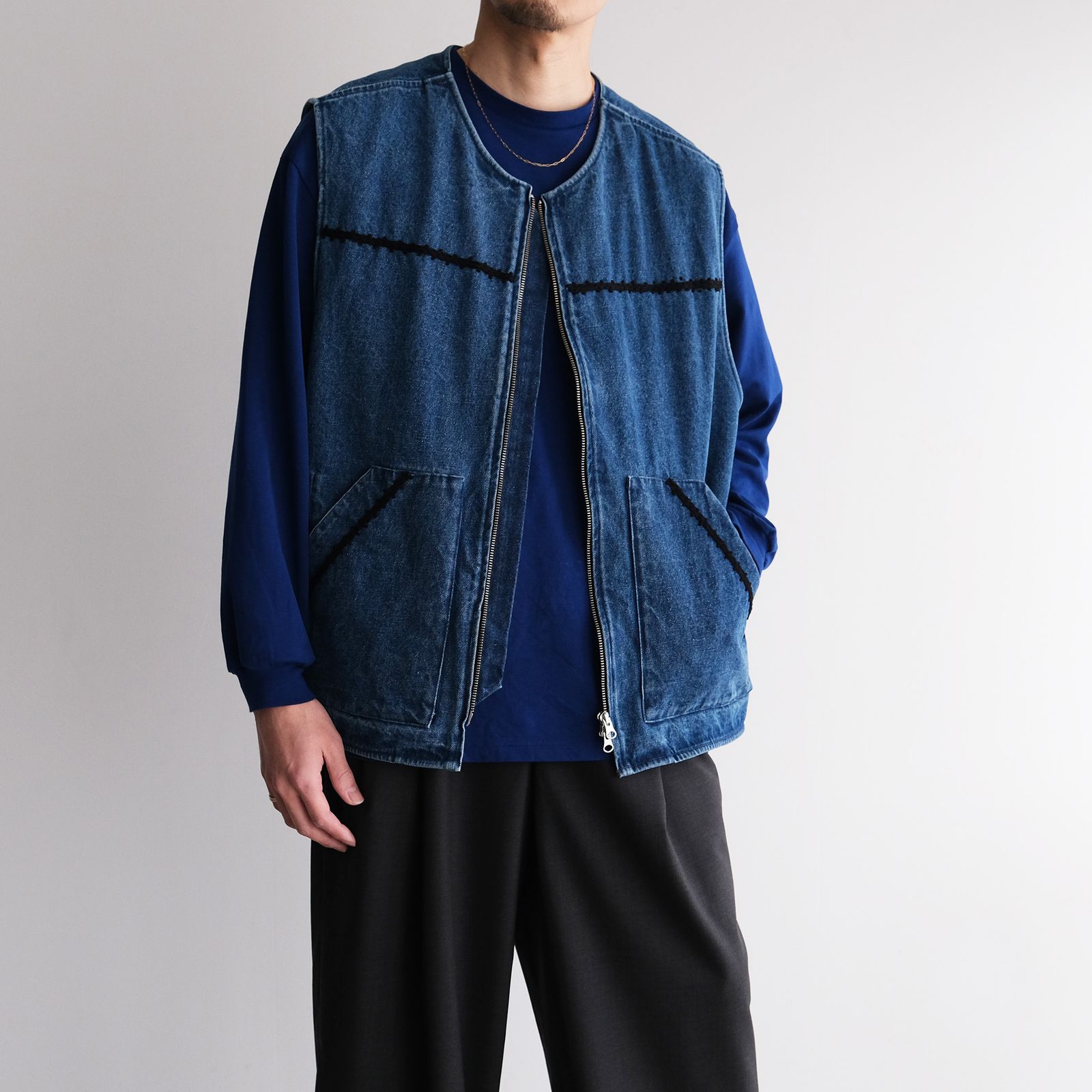 Trim Embroidery Denim Vest -ベスト-（Indigo×Black / インディゴ×ホワイト）