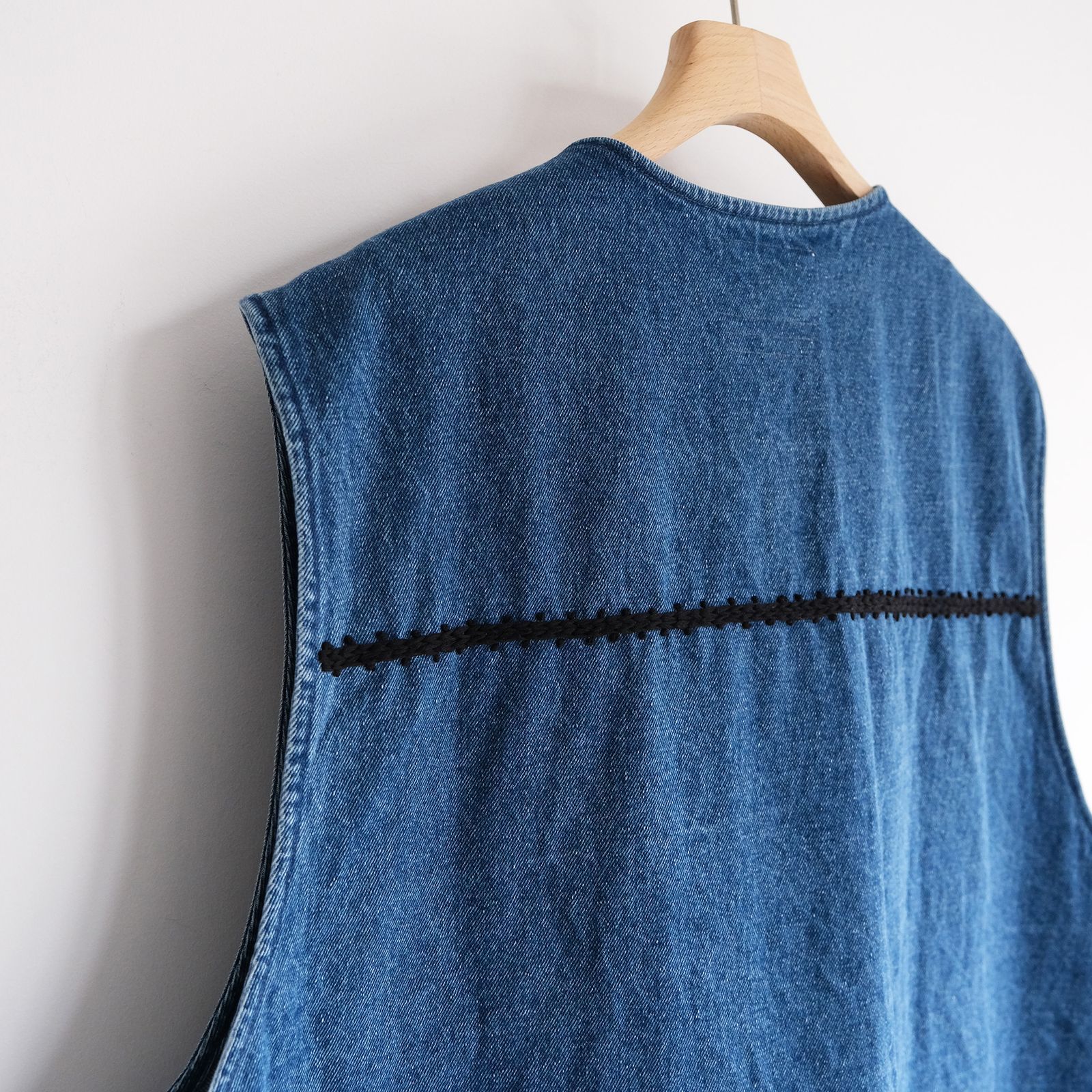 Trim Embroidery Denim Vest -ベスト-（Indigo×Black / インディゴ×ホワイト）