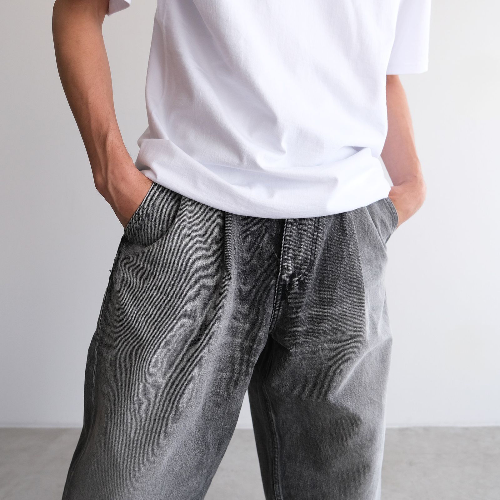 Selvage Denim Two Tuck Tapered Pants -パンツ-（Black Light Fade / ブラックライトフェード）