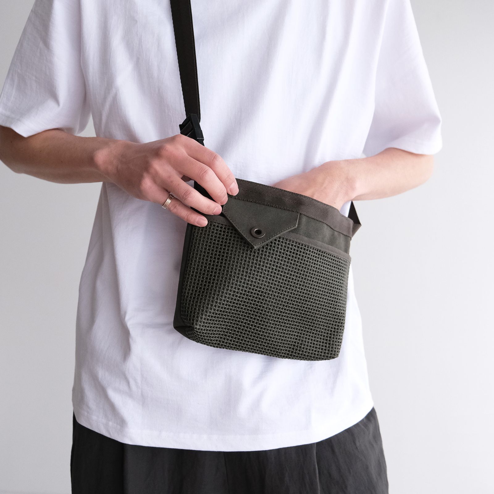 インセインinsaneいちご刺繍スナップバッグ　ネイビーOTTO 美品】SEVENTEN セブンテン ワンポイント刺繍トートバッグ