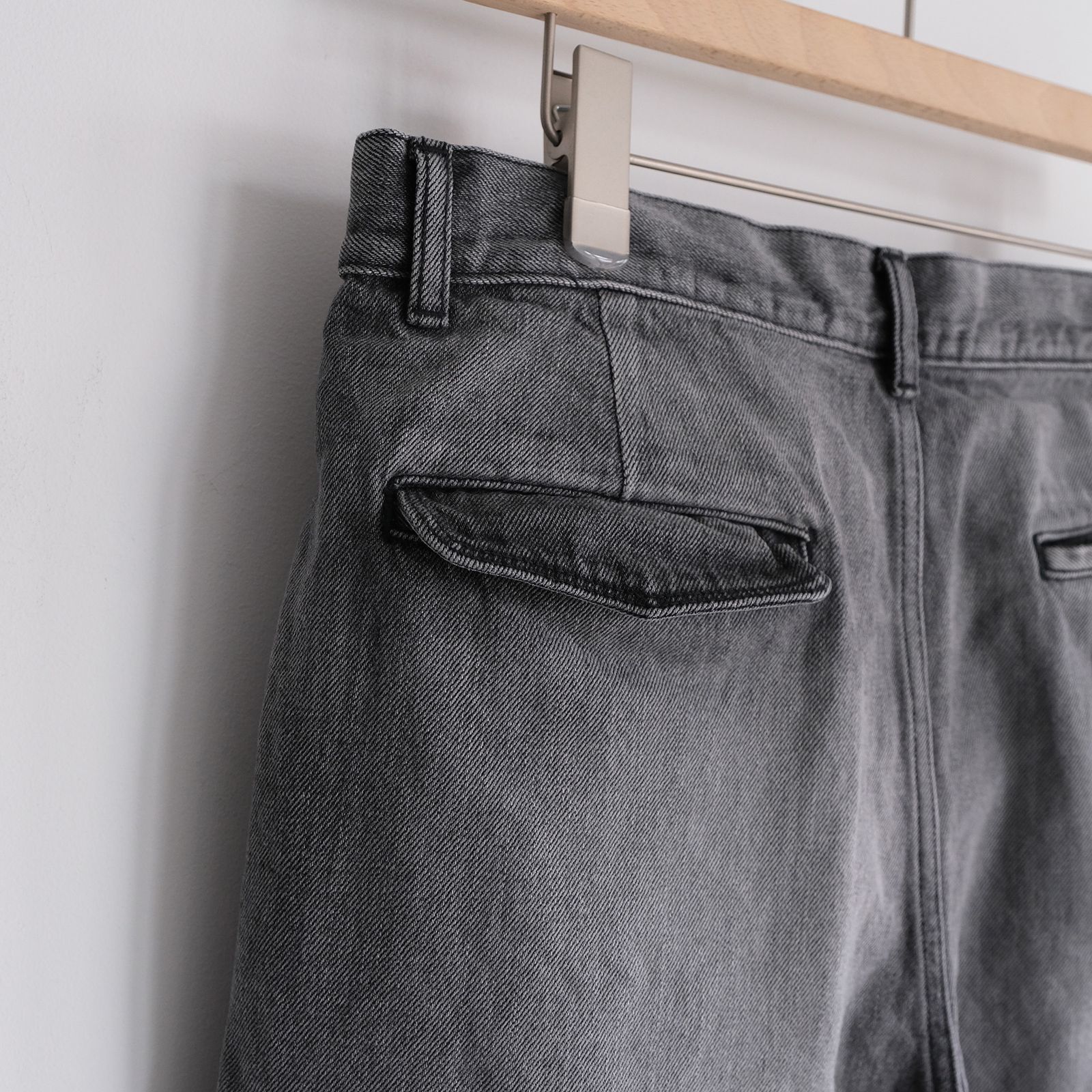Selvage Denim Two Tuck Pants -デニムパンツ-（Black Light Fade / ブラックライトフェード）GU261-40061LB
