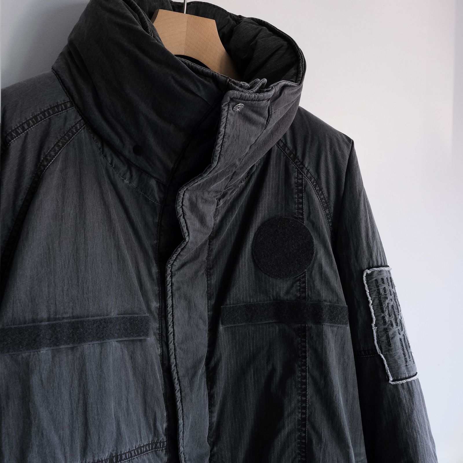 Padded Tactical Field Coat（INNAT×WILD THINGS）-コート-（Black / ブラック）