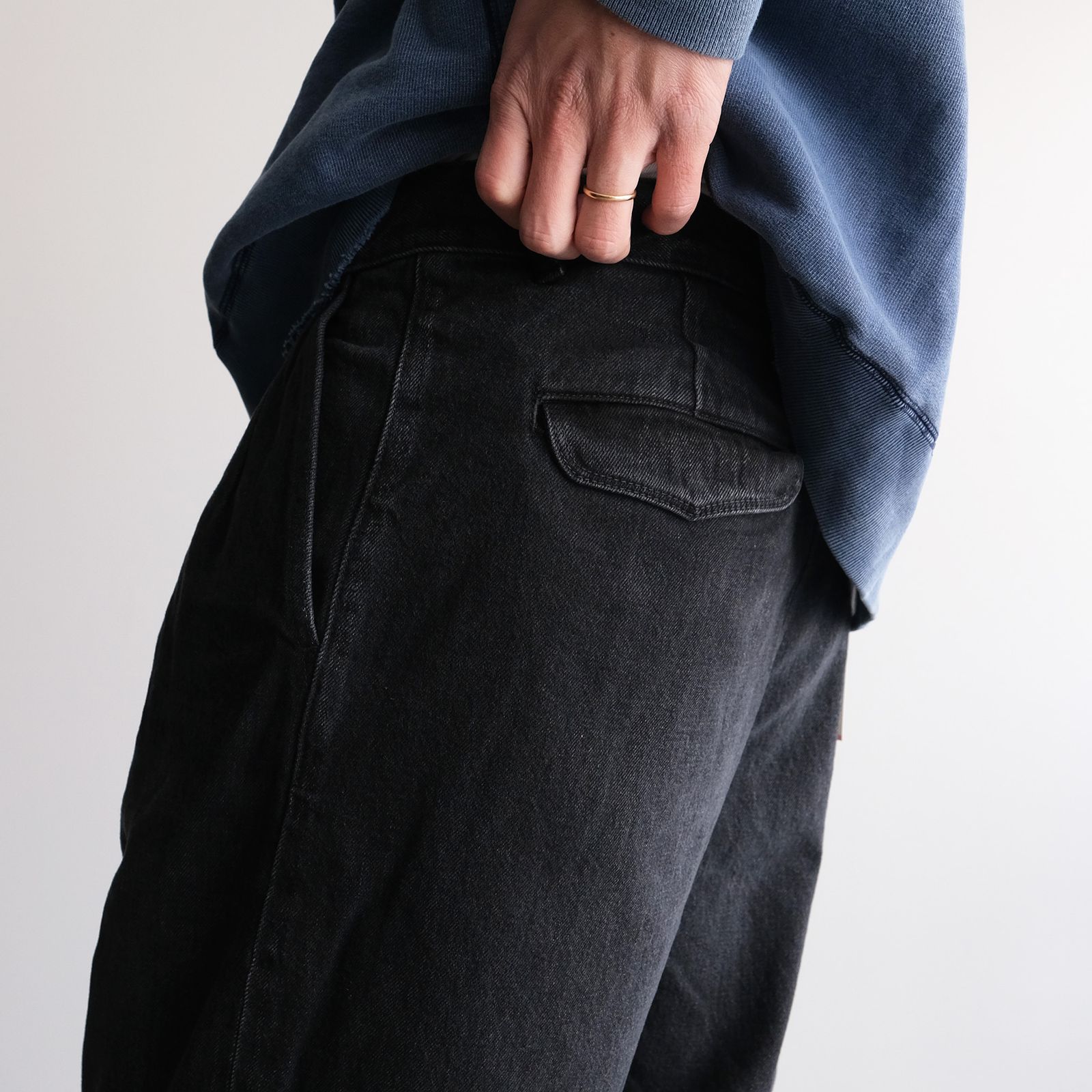 Selvage Denim Two Tuck Pants -デニムパンツ-（Black Dark Fade / ブラックダークフェード）GU261-40061DB