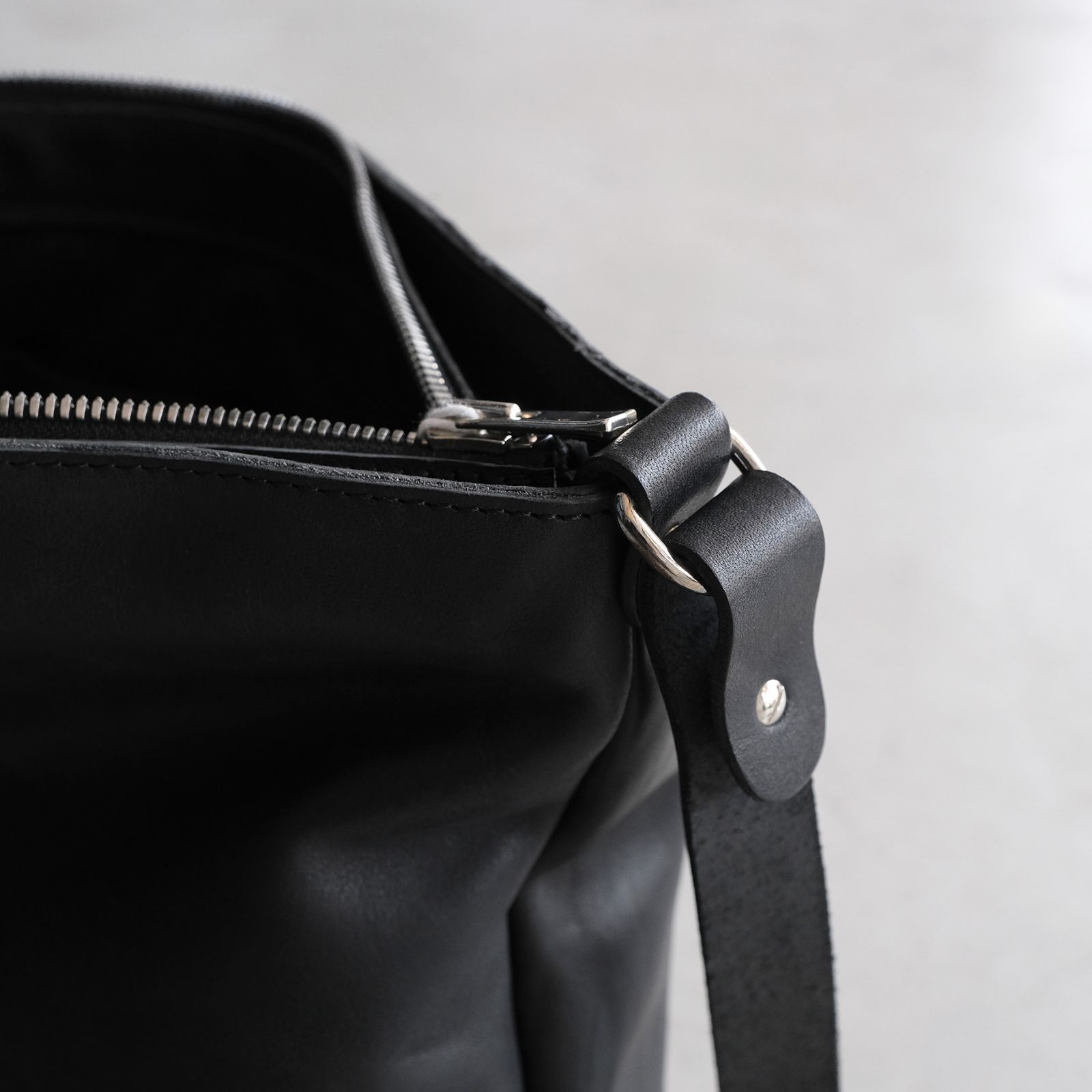 Soft Horse Full Grain Nylon Lining Shoulder Bag -バッグ-（Black / ブラック）
