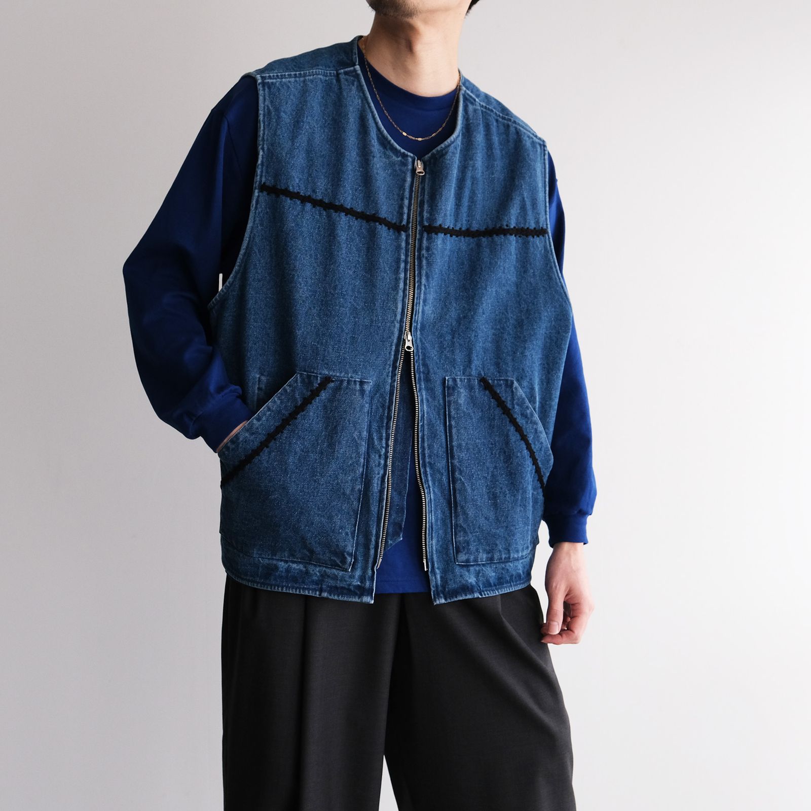 Trim Embroidery Denim Vest -ベスト-（Indigo×Black / インディゴ×ホワイト）